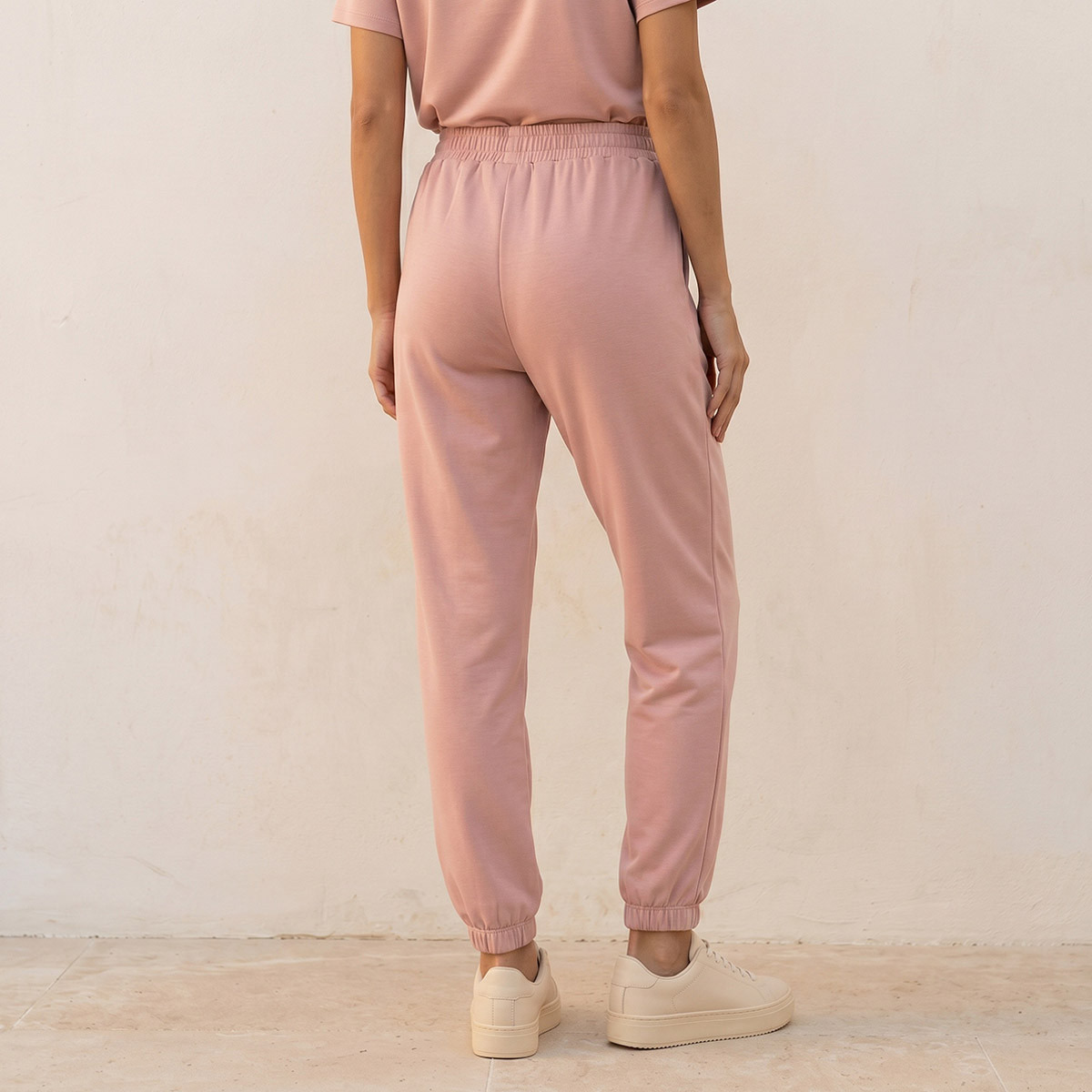 بنطلون رياضي ناعم الملمس بخصر مطاطي من سبلاش بيزكس-women-clothing-bottoms-joggers-image-4