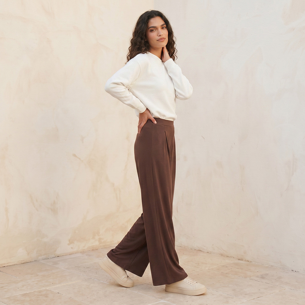 بنطلون ناعم الملمس بكُسرات وخصر مرن من سبلاش بيزكس-women-clothing-trousers-image-5
