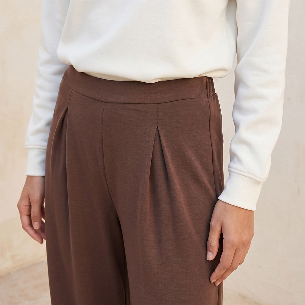 بنطلون ناعم الملمس بكُسرات وخصر مرن من سبلاش بيزكس-women-clothing-trousers-image-6