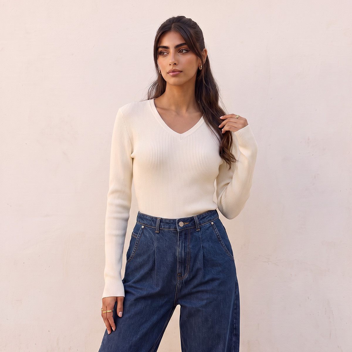 كنزة مضلعة بقصة عادية وياقة V من سبلاش بيزكس-women-winterwear-cardigansandjumpers-jumpers-image-2