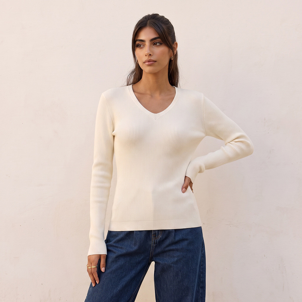 كنزة مضلعة بقصة عادية وياقة V من سبلاش بيزكس-women-winterwear-cardigansandjumpers-jumpers-image-4