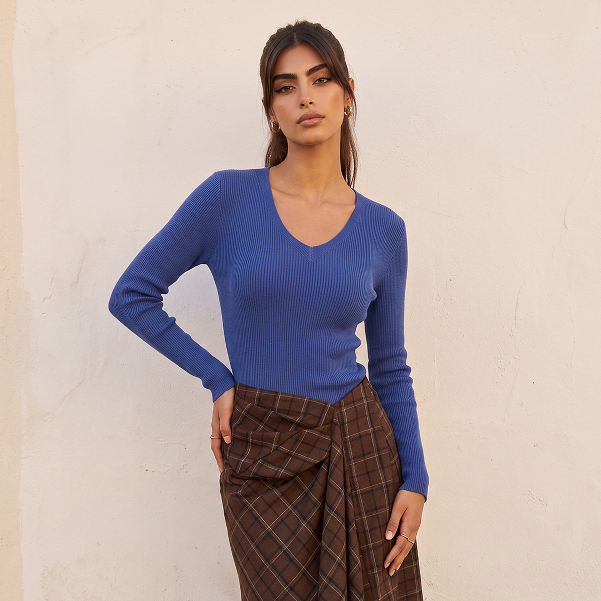 كنزة مضلعة بقصة عادية وياقة V من سبلاش بيزكس-women-winterwear-cardigansandjumpers-jumpers-image-2