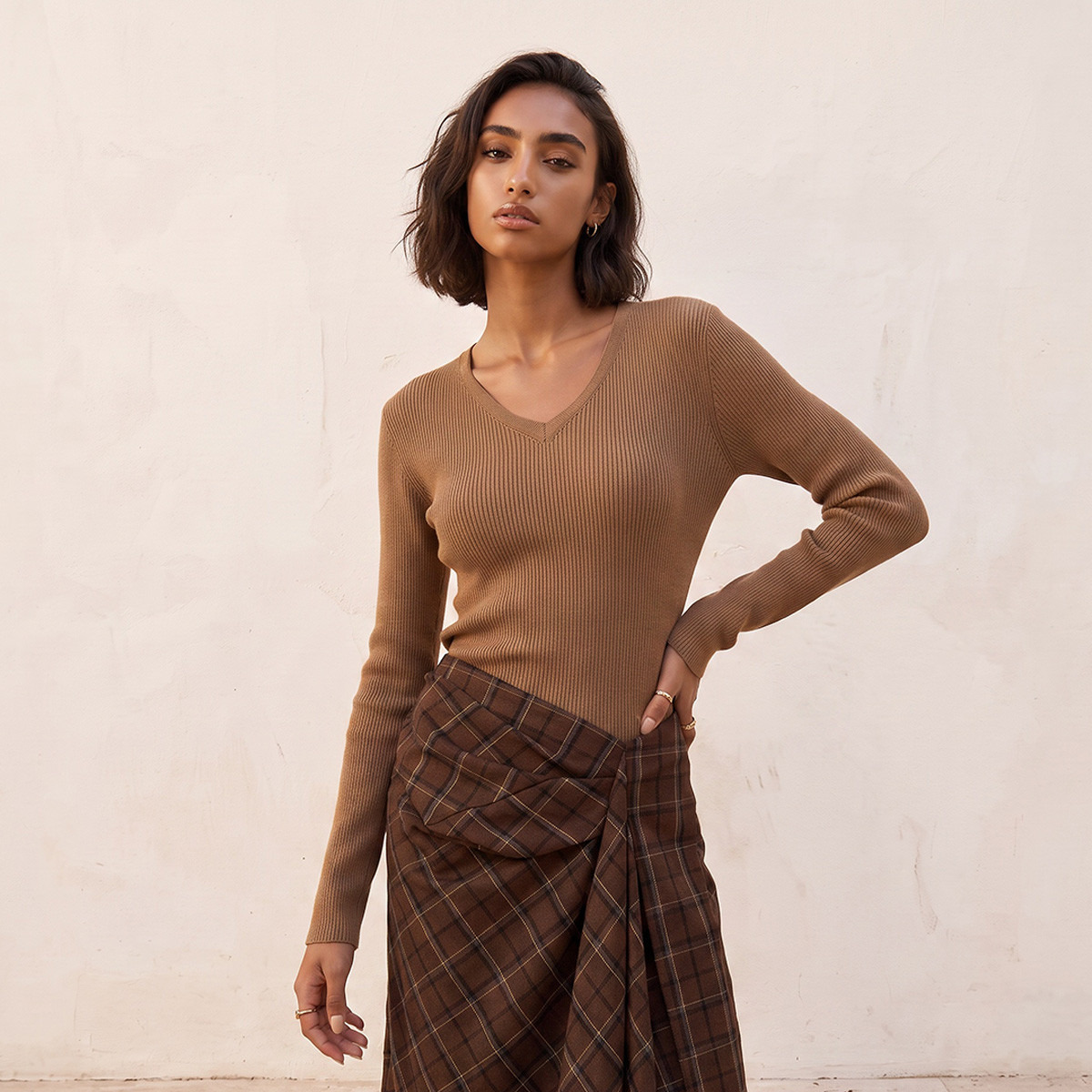 كنزة مضلعة بقصة عادية وياقة V من سبلاش بيزكس-women-winterwear-cardigansandjumpers-jumpers-image-2
