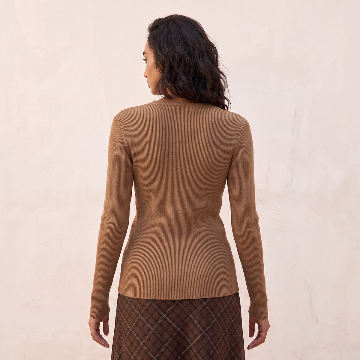 كنزة مضلعة بقصة عادية وياقة V من سبلاش بيزكس-women-winterwear-cardigansandjumpers-jumpers-image-4