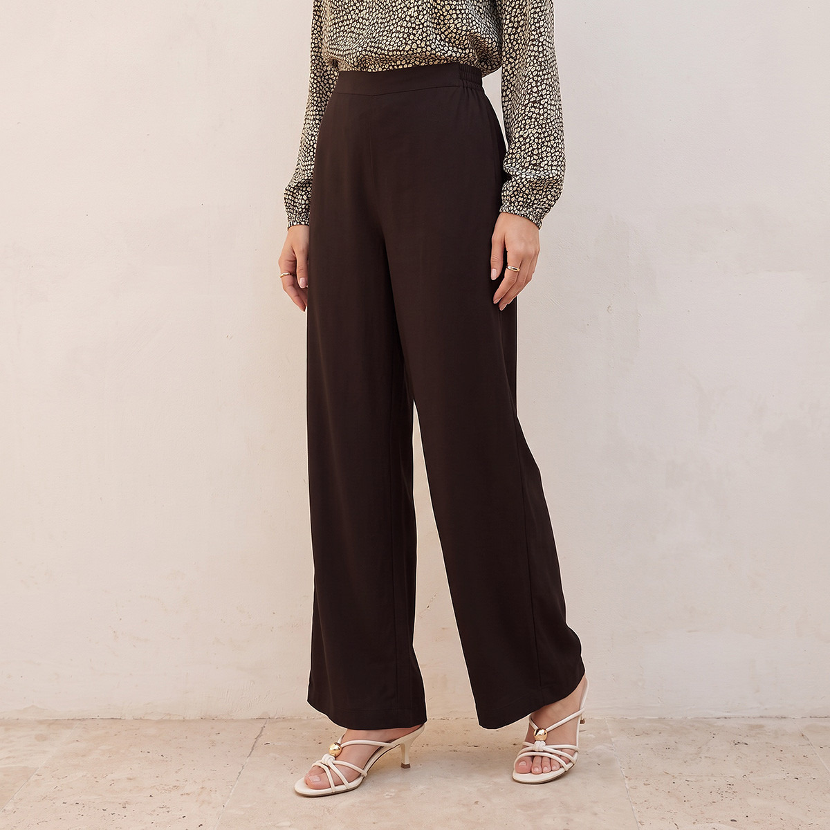 بنطلون بالازو بقصة مريحة وخصر مطاطي من سبلاش-women-clothing-trousers-image-1