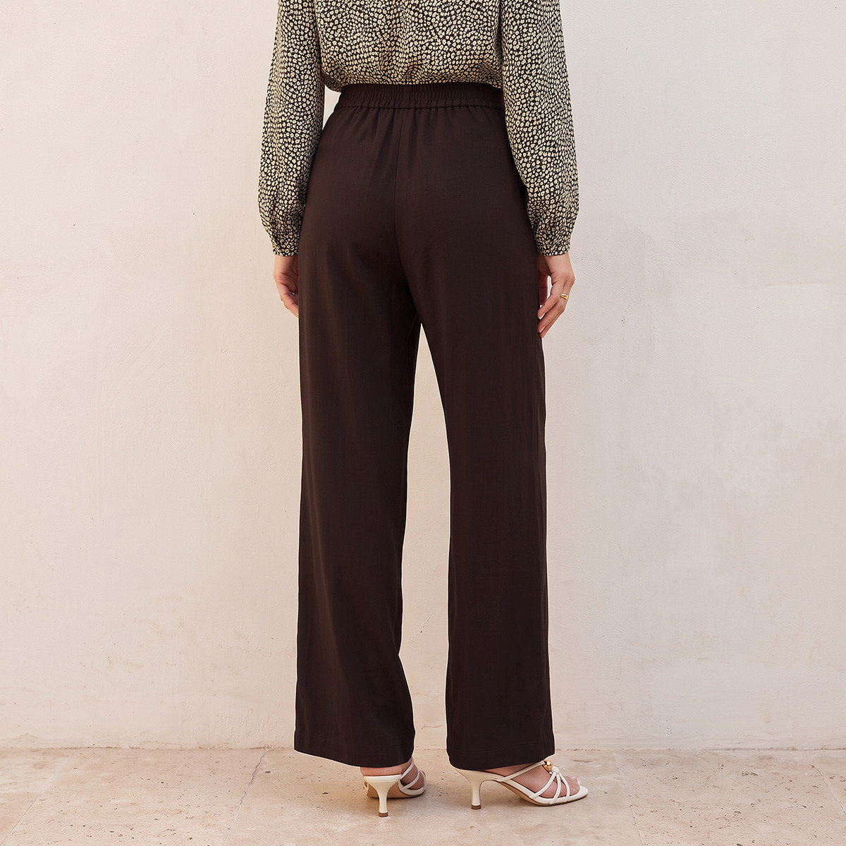 بنطلون بالازو بقصة مريحة وخصر مطاطي من سبلاش-women-clothing-trousers-image-3