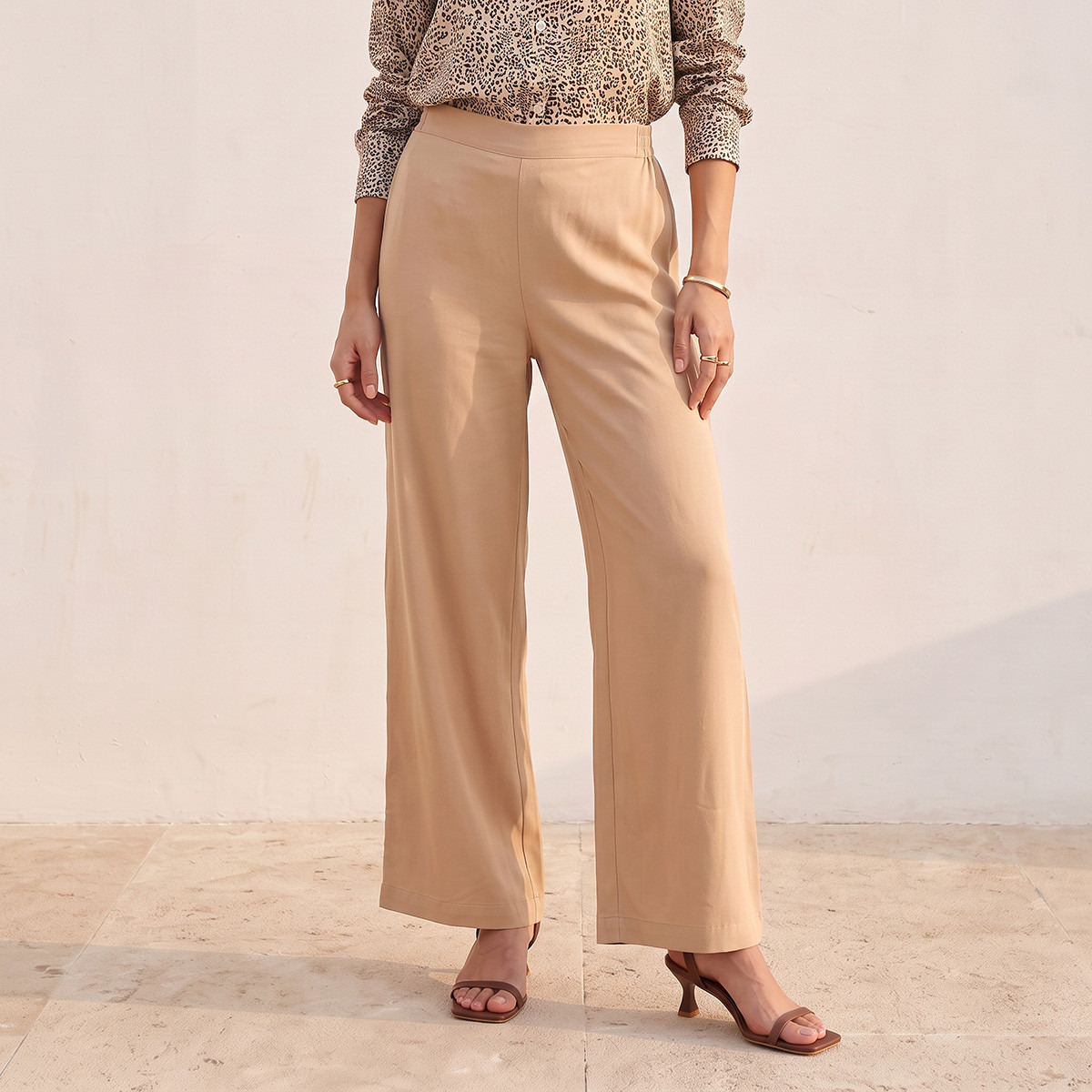 بنطلون بالازو بقصة مريحة وخصر مطاطي من سبلاش-women-clothing-trousers-image-1