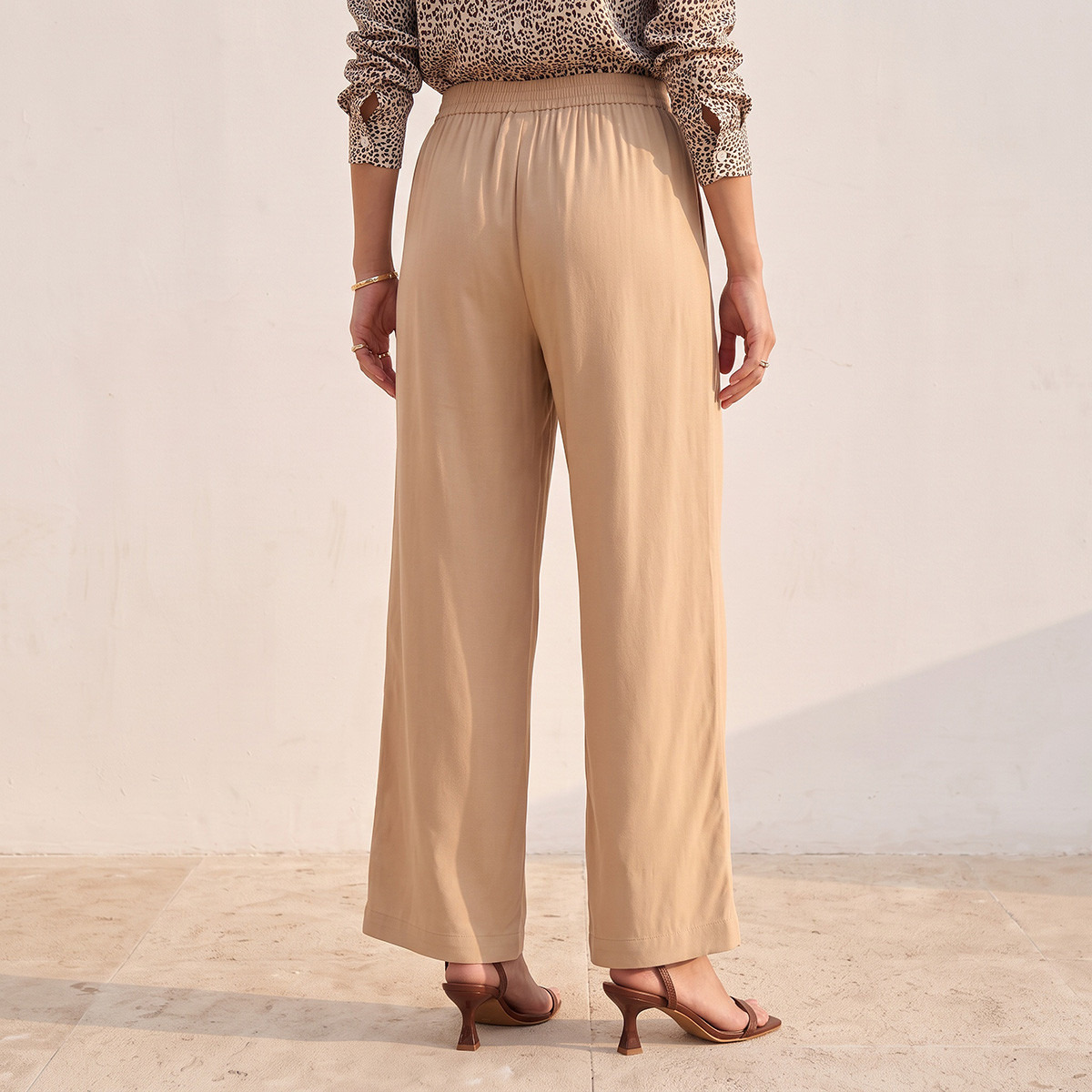 بنطلون بالازو بقصة مريحة وخصر مطاطي من سبلاش-women-clothing-trousers-image-3