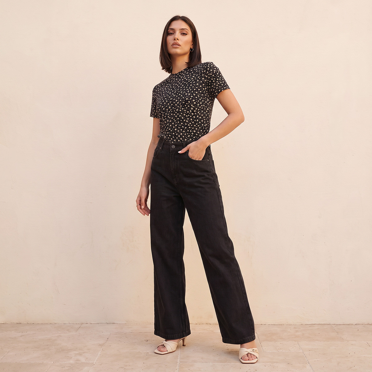 تيشيرت بقصة ضيقة وطبعات من بيزك من سبلاش-women-clothing-tshirts-image-2