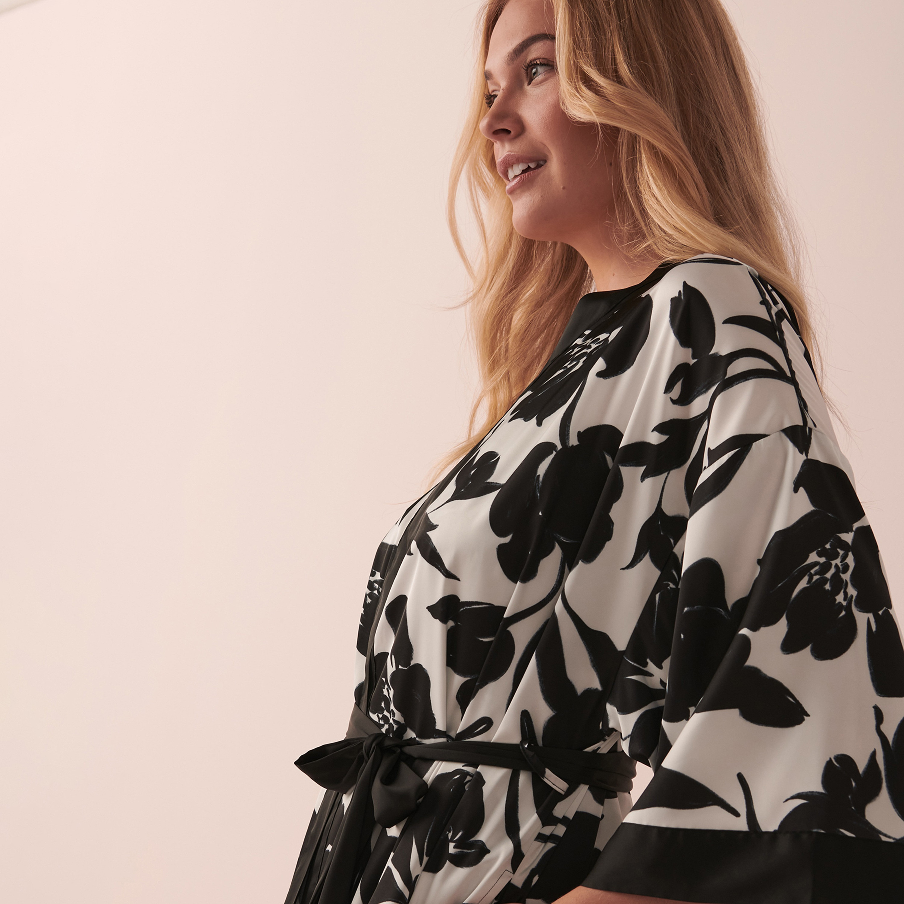 كيمونو برقبة شال مطبوعة بي اند دابليو ماجيستيك من لا في اون روز-women-clothing-nightwear-robes-image-3