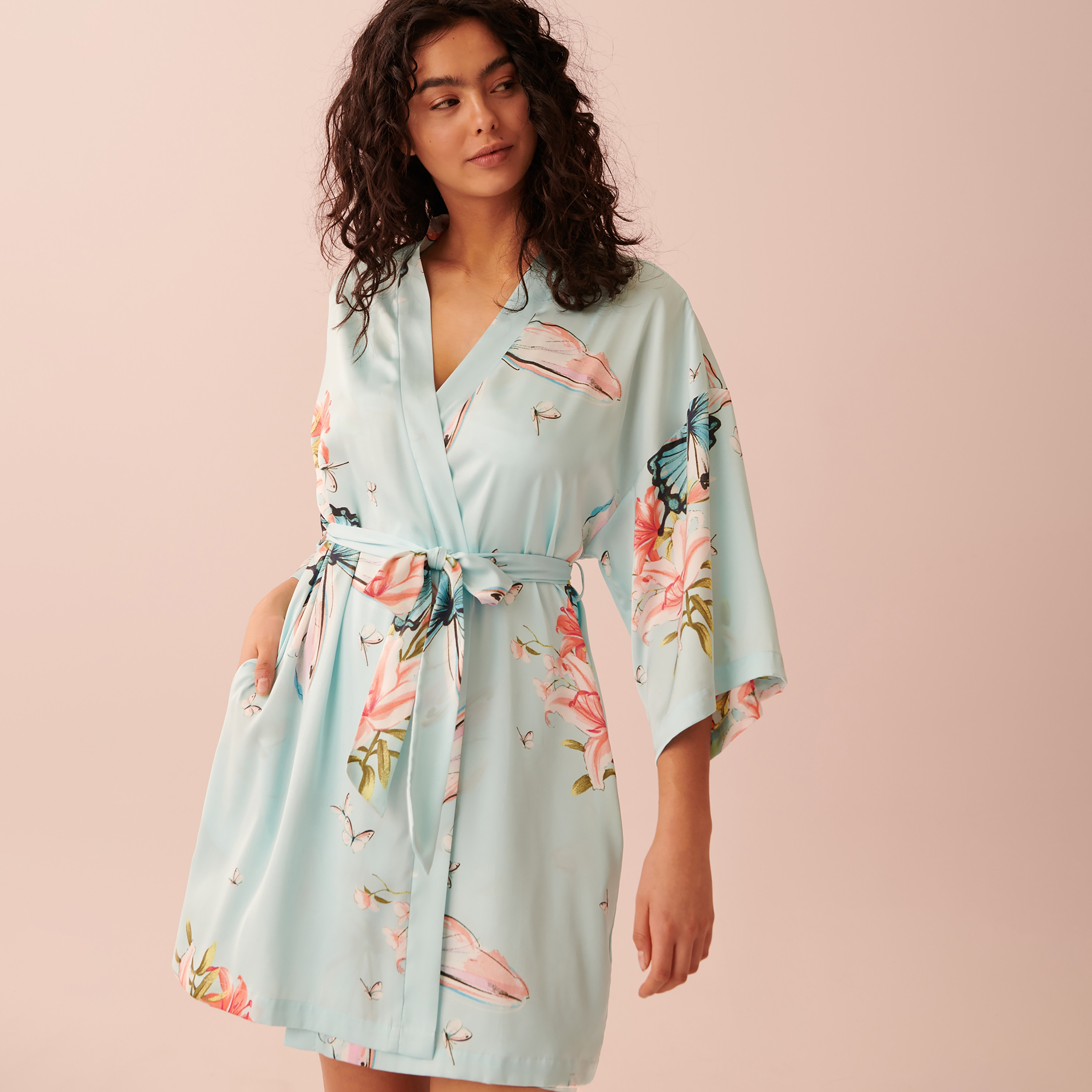 كيمونو برقبة شال من لا في إن روز بلون مزدهر مطبوع عليه فراشة-women-clothing-nightwear-robes-image-1