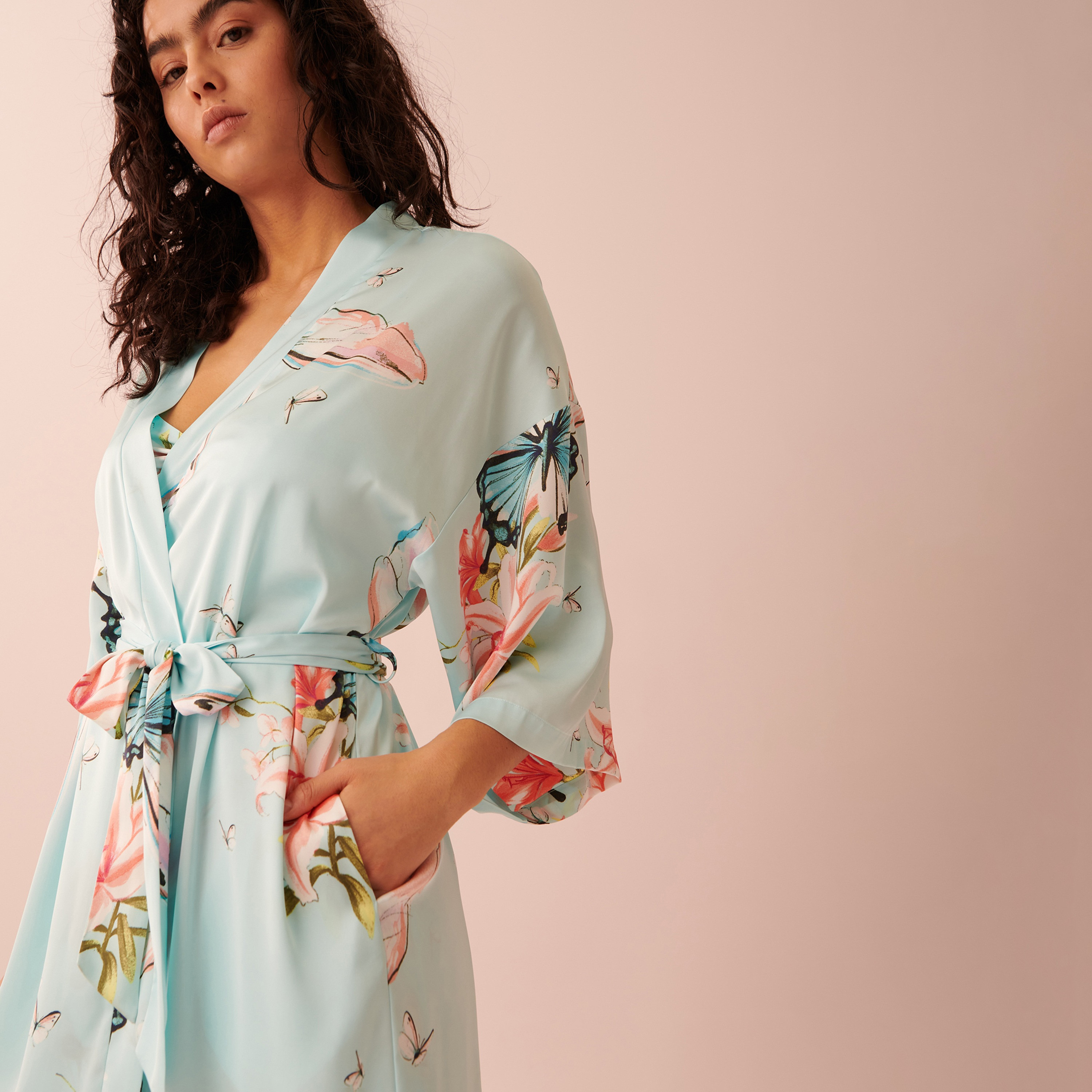 كيمونو برقبة شال من لا في إن روز بلون مزدهر مطبوع عليه فراشة-women-clothing-nightwear-robes-image-3
