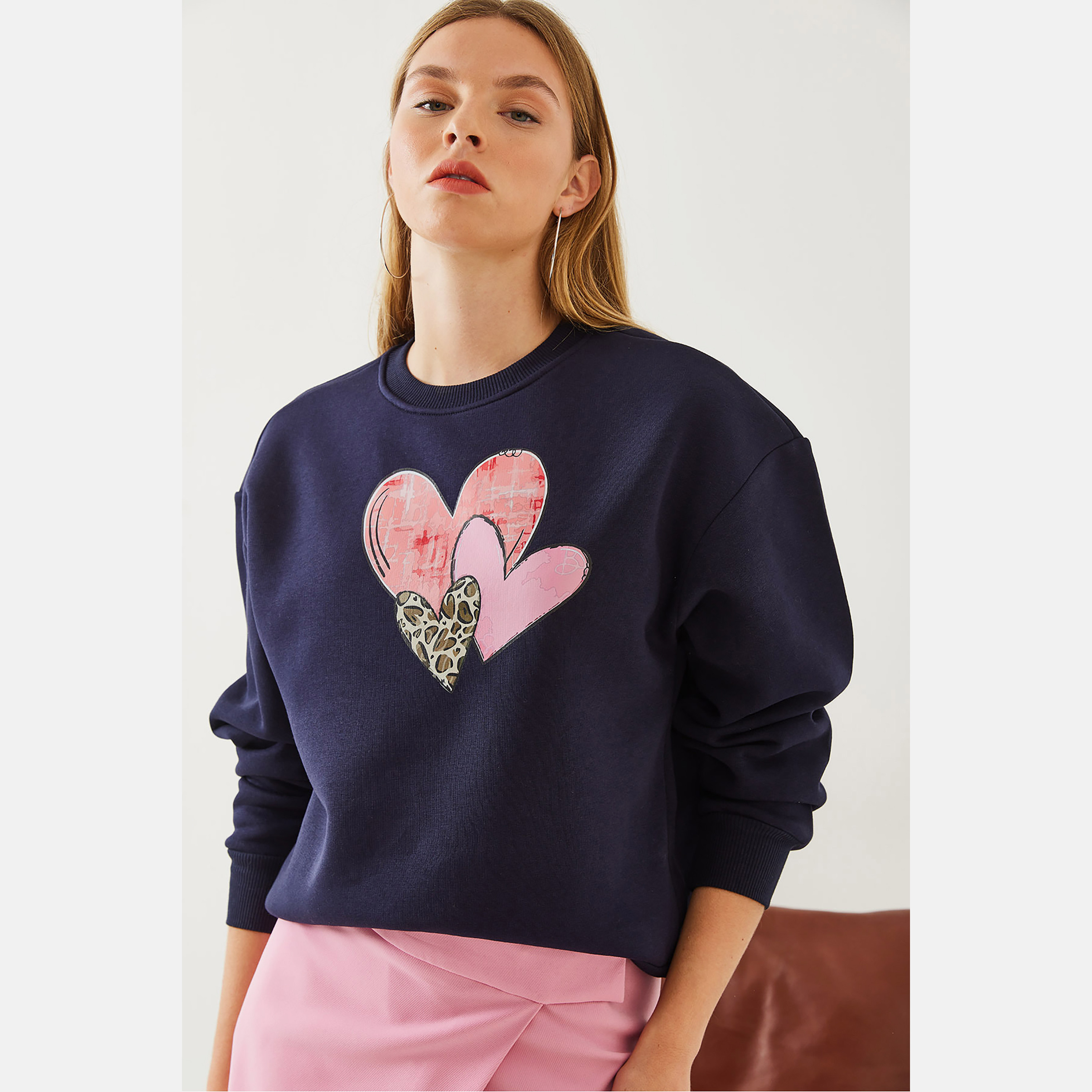 سويت شيرت نسائي باللون الكحلي بطبعة قلب من القطن من بيانكو لوتشي-women-winterwear-hoodiesandsweatshirts-sweatshirts-image-2