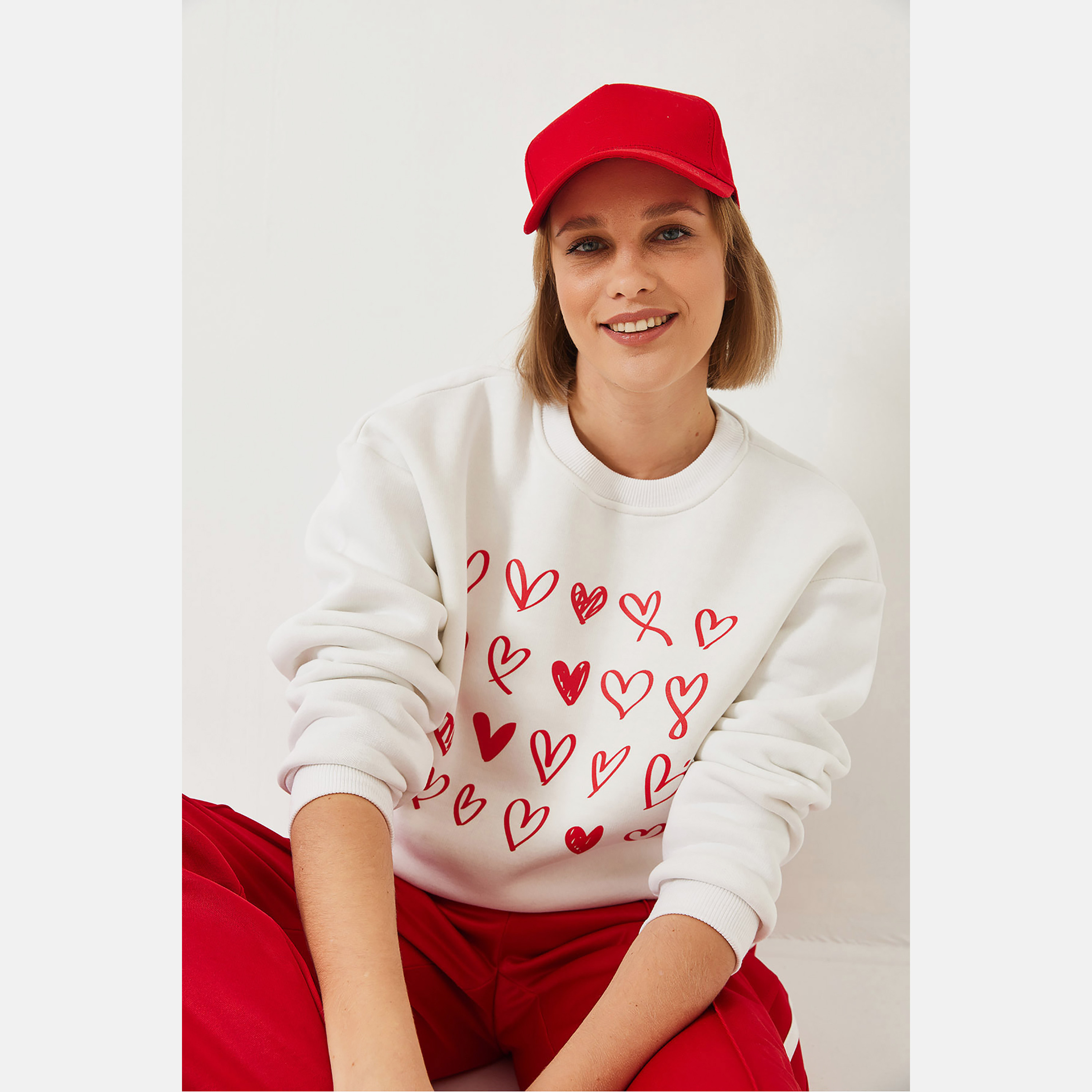 سويت شيرت نسائي باللون البيج بطبعة قلب من بيانكو لوتشي-women-winterwear-hoodiesandsweatshirts-sweatshirts-image-1