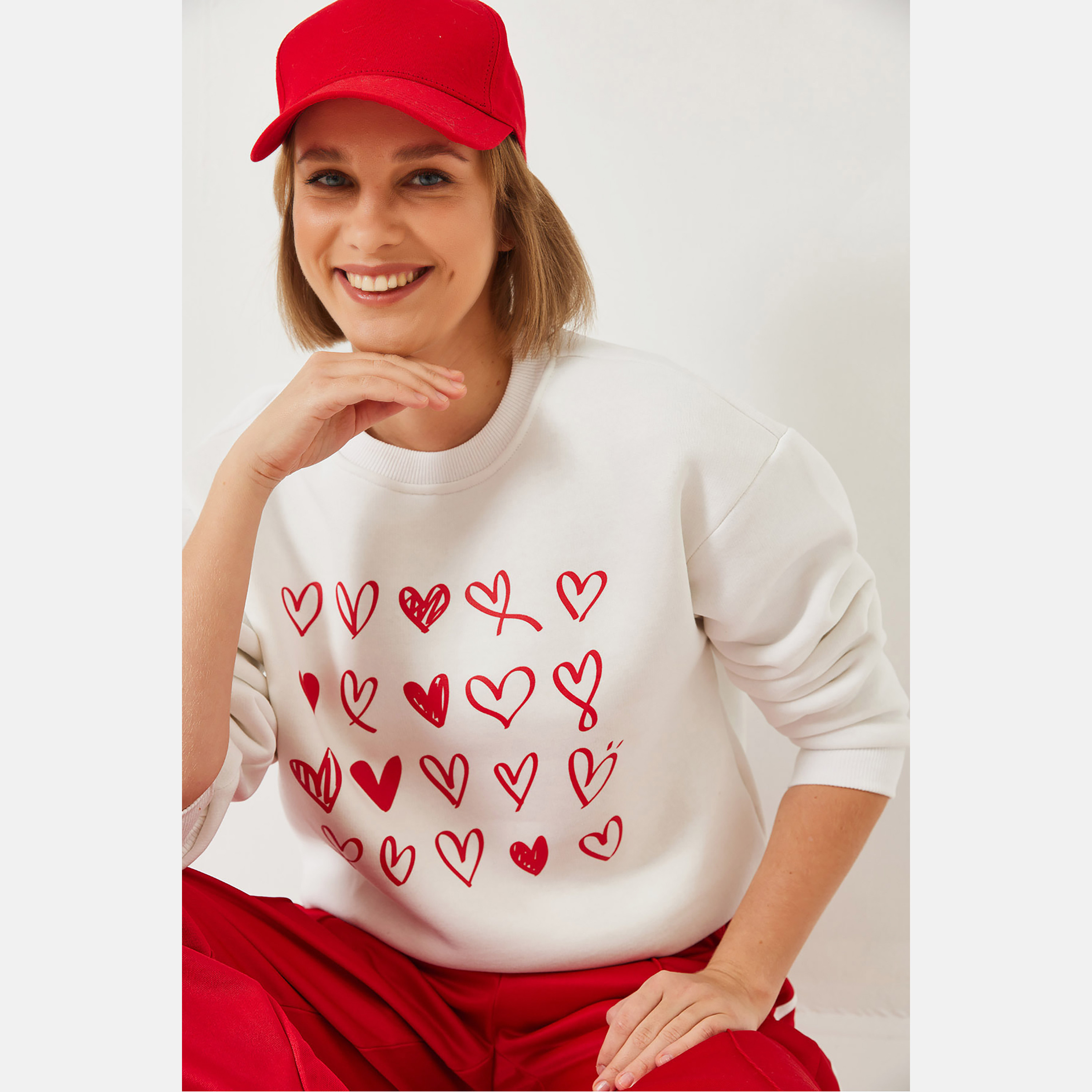 سويت شيرت نسائي باللون البيج بطبعة قلب من بيانكو لوتشي-women-winterwear-hoodiesandsweatshirts-sweatshirts-image-2