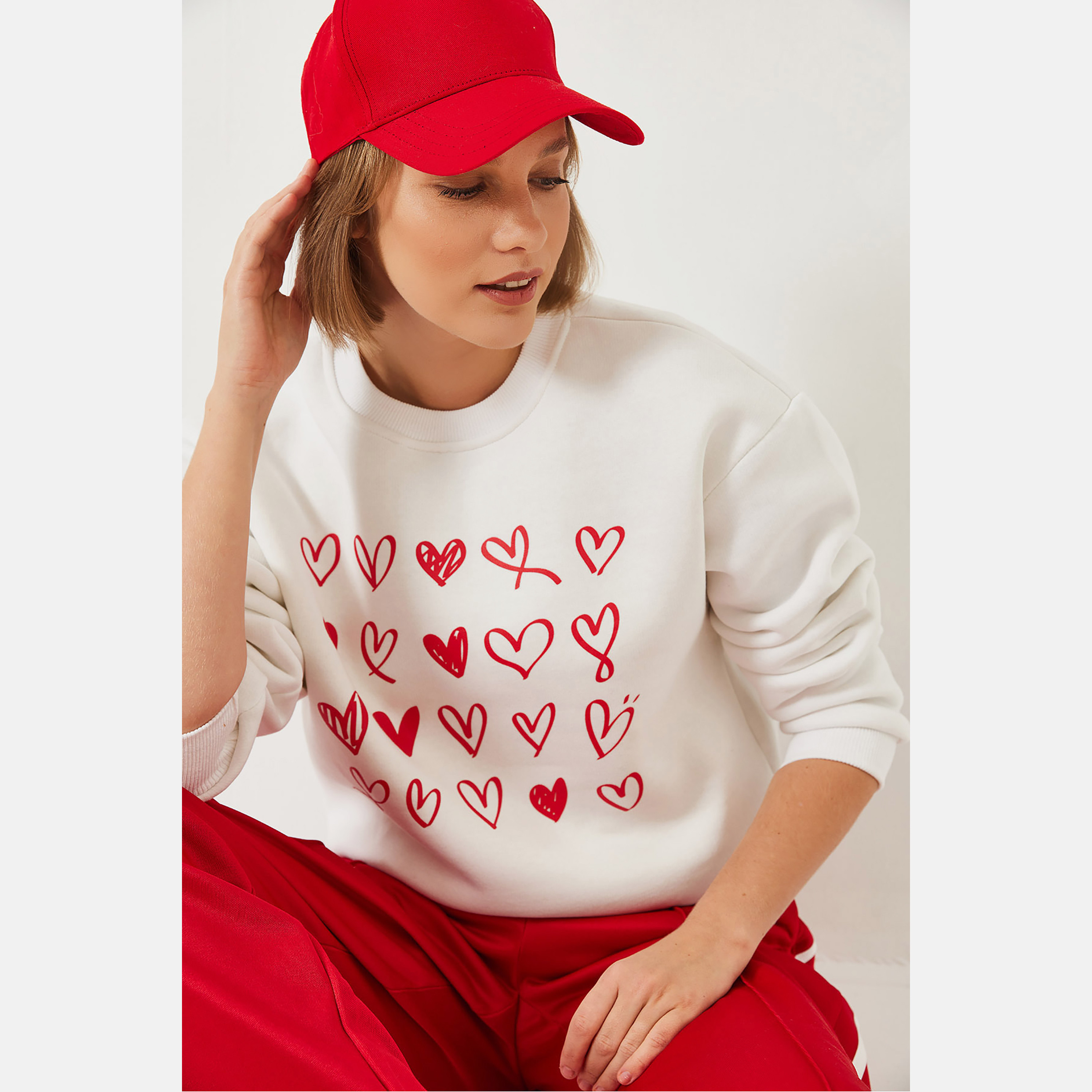 سويت شيرت نسائي باللون البيج بطبعة قلب من بيانكو لوتشي-women-winterwear-hoodiesandsweatshirts-sweatshirts-image-3