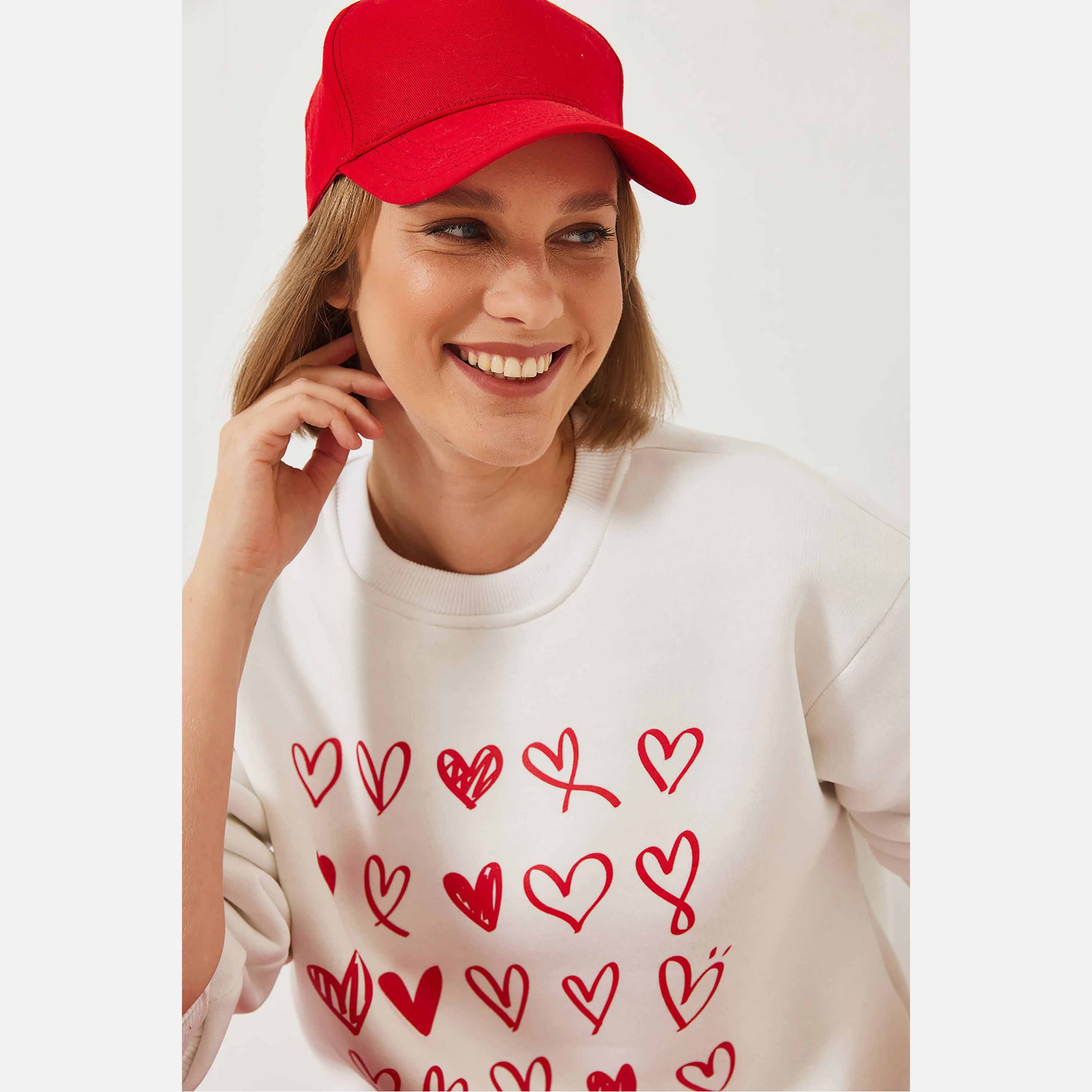 سويت شيرت نسائي باللون البيج بطبعة قلب من بيانكو لوتشي-women-winterwear-hoodiesandsweatshirts-sweatshirts-image-4