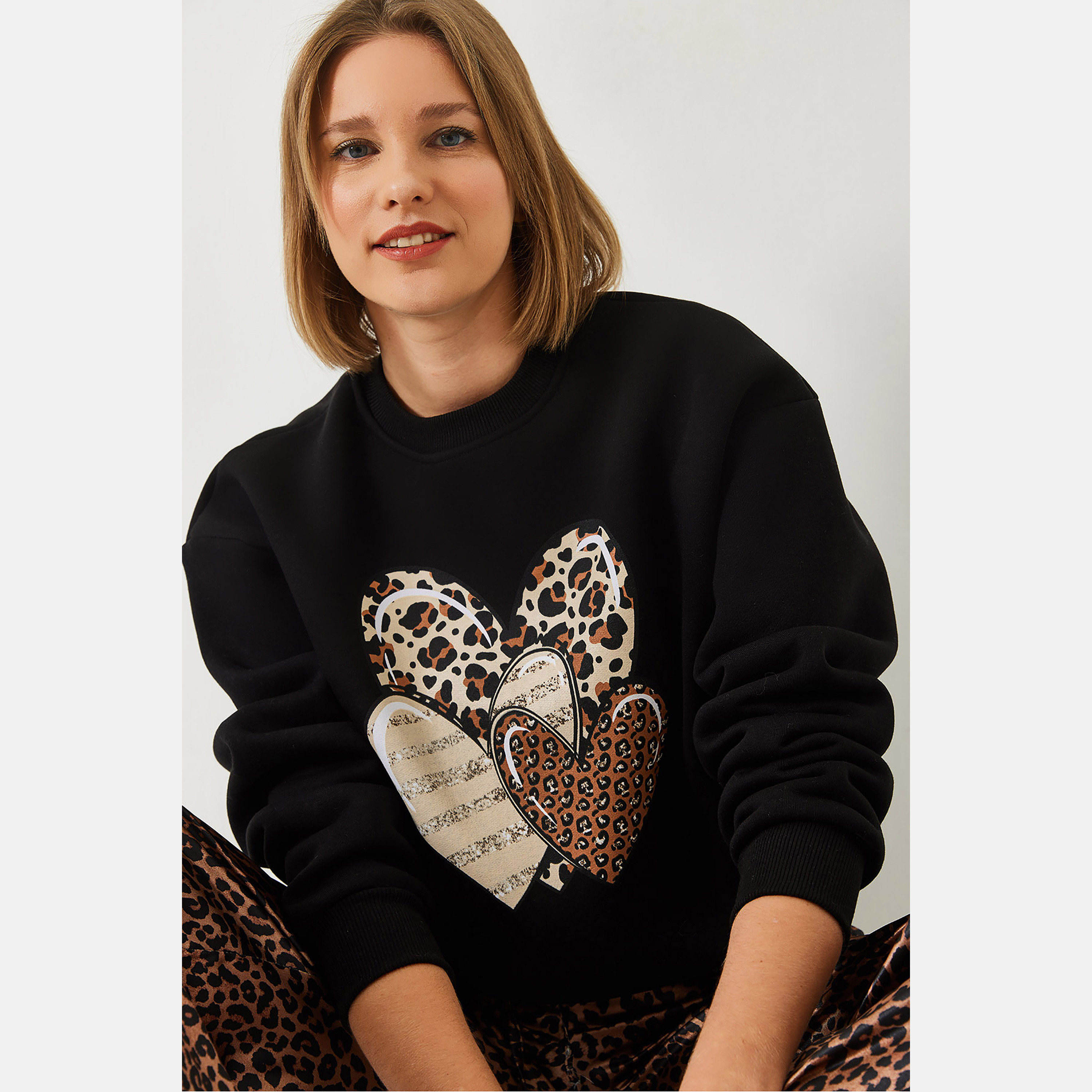 Bianco Lucci Leopard Three Hearts Printed Cotton Black Women's Sweatshirt-women-winterwear-hoodiesandsweatshirts-sweatshirts-image-2