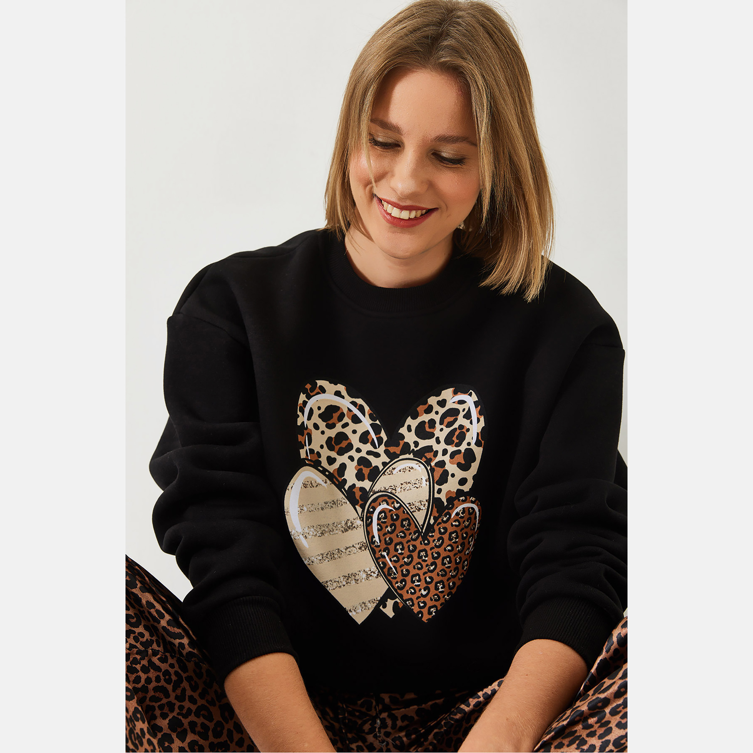Bianco Lucci Leopard Three Hearts Printed Cotton Black Women's Sweatshirt-women-winterwear-hoodiesandsweatshirts-sweatshirts-image-4