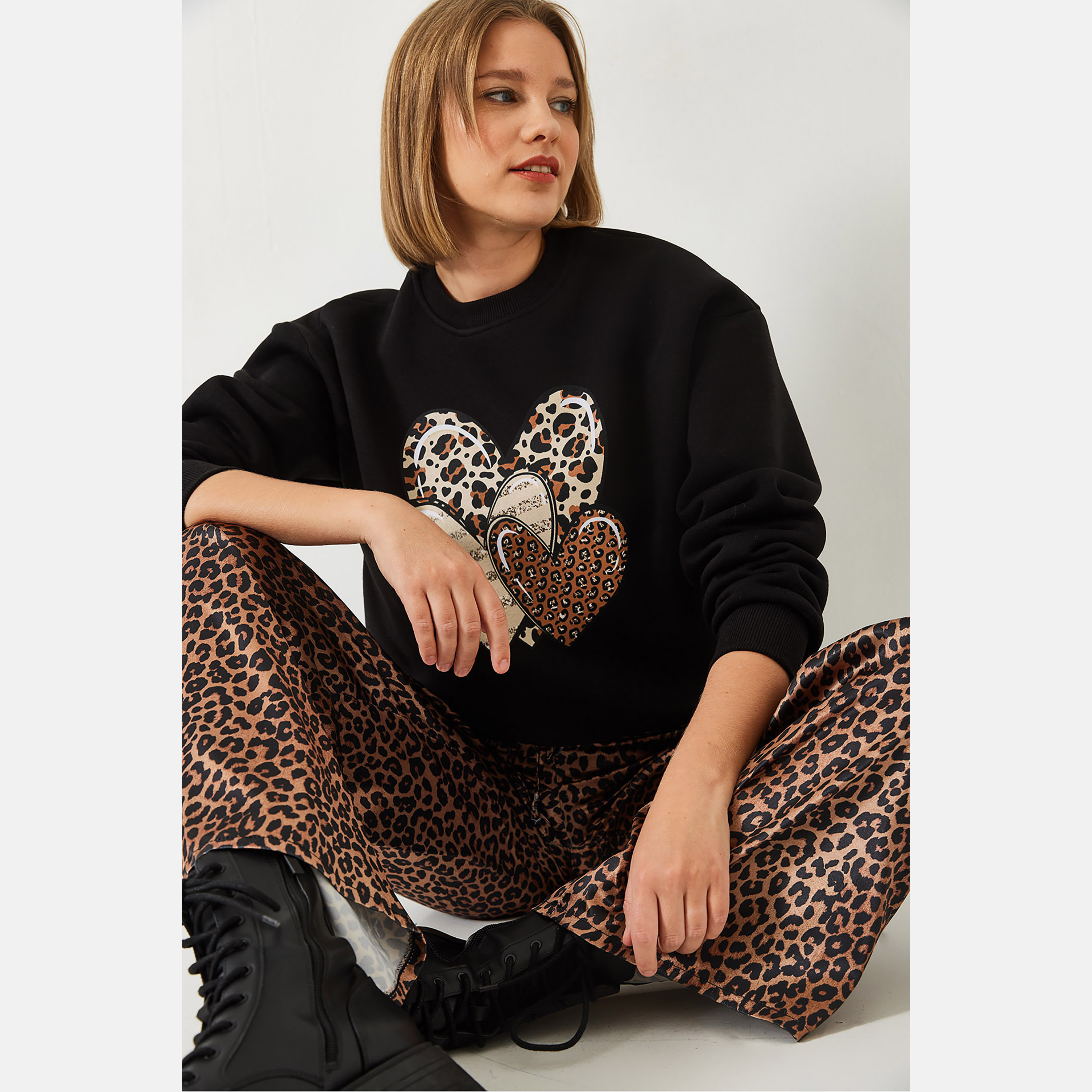 Bianco Lucci Leopard Three Hearts Printed Cotton Black Women's Sweatshirt-women-winterwear-hoodiesandsweatshirts-sweatshirts-image-5