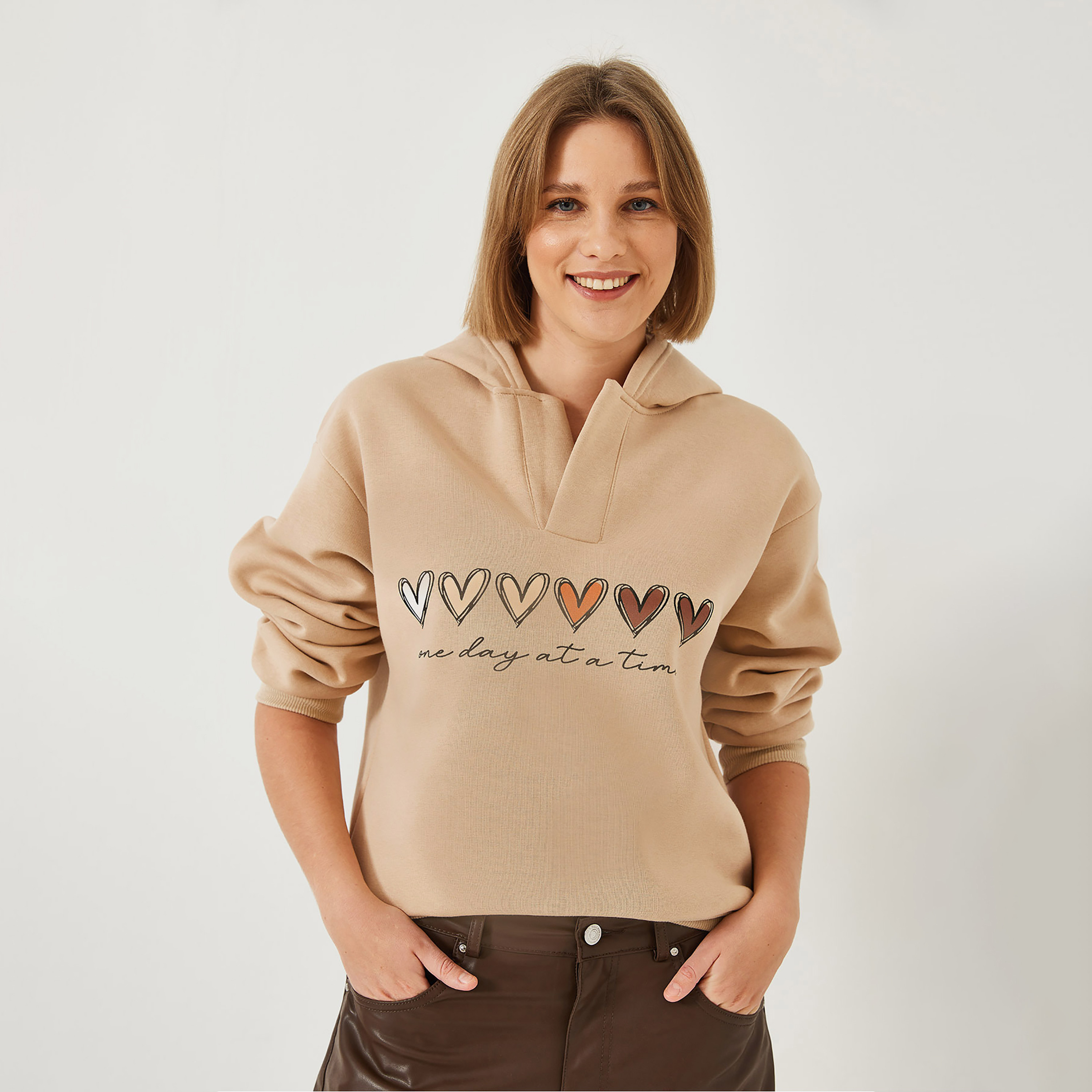 سويت شيرت نسائي باللون البسكويت بقلنسوة وطبعة قلوب ملونة من بيانكو لوتشي-women-clothing-hoodiesandsweatshirts-hoodies-image-1