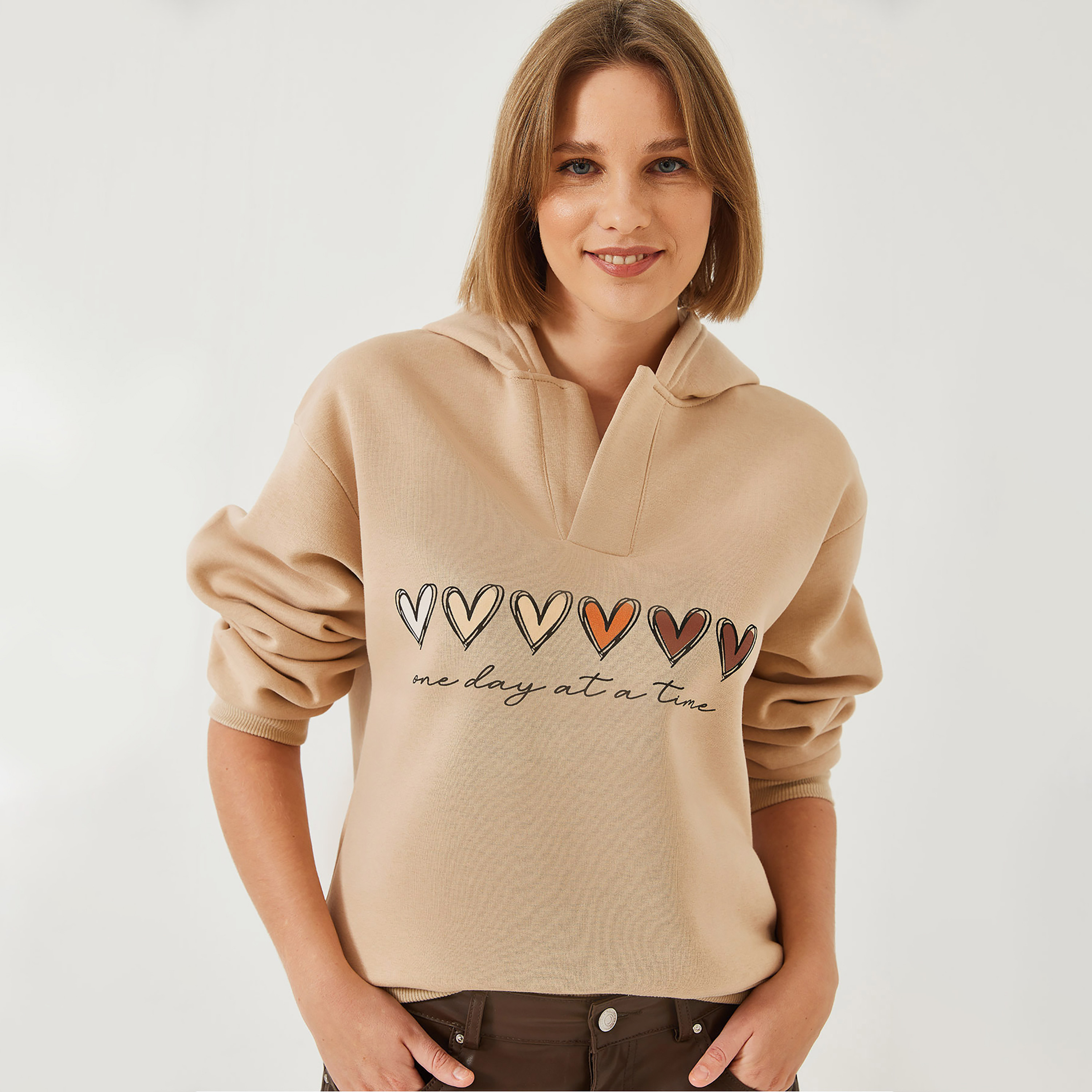 سويت شيرت نسائي باللون البسكويت بقلنسوة وطبعة قلوب ملونة من بيانكو لوتشي-women-clothing-hoodiesandsweatshirts-hoodies-image-2