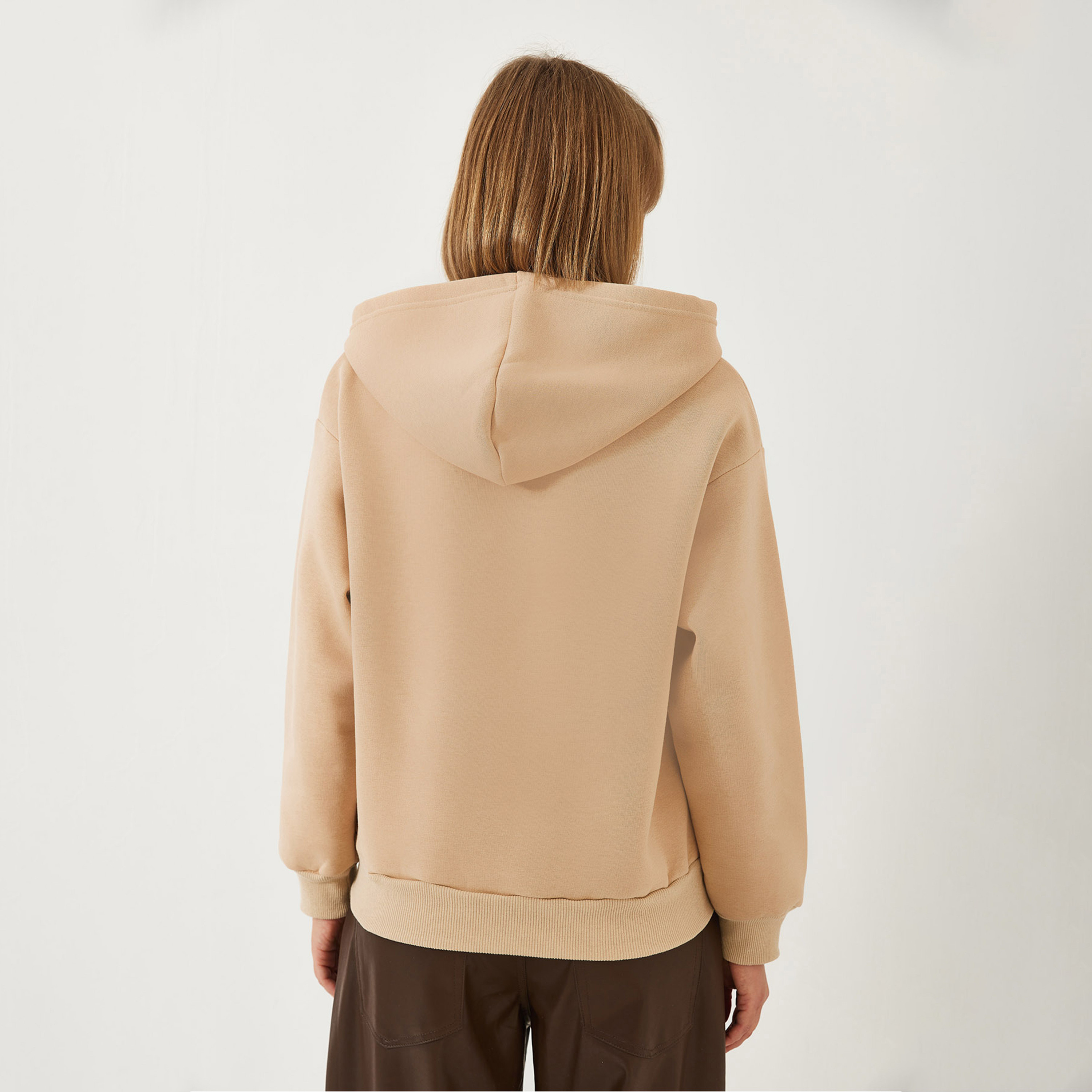 سويت شيرت نسائي باللون البسكويت بقلنسوة وطبعة قلوب ملونة من بيانكو لوتشي-women-clothing-hoodiesandsweatshirts-hoodies-image-3