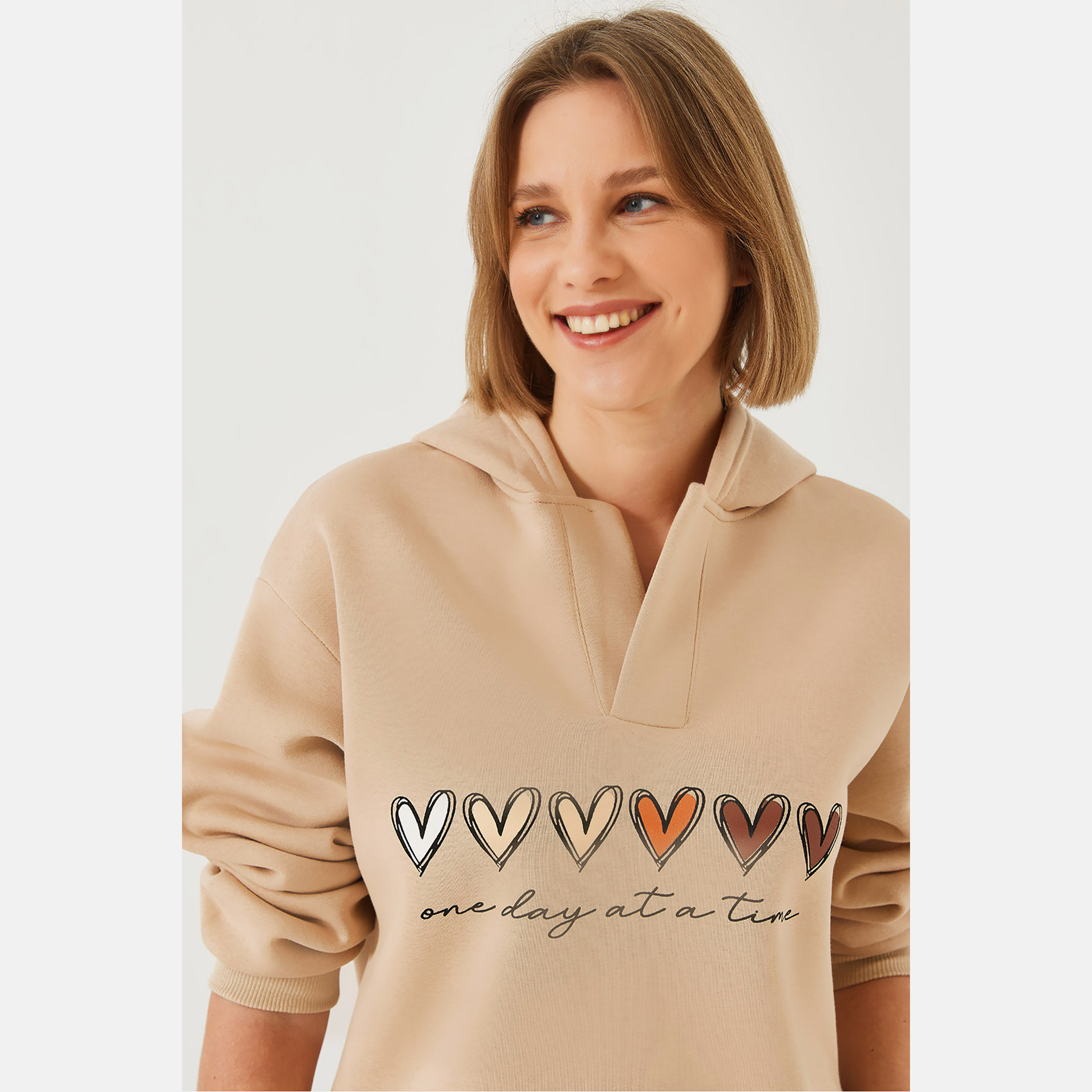 سويت شيرت نسائي باللون البسكويت بقلنسوة وطبعة قلوب ملونة من بيانكو لوتشي-women-clothing-hoodiesandsweatshirts-hoodies-image-4