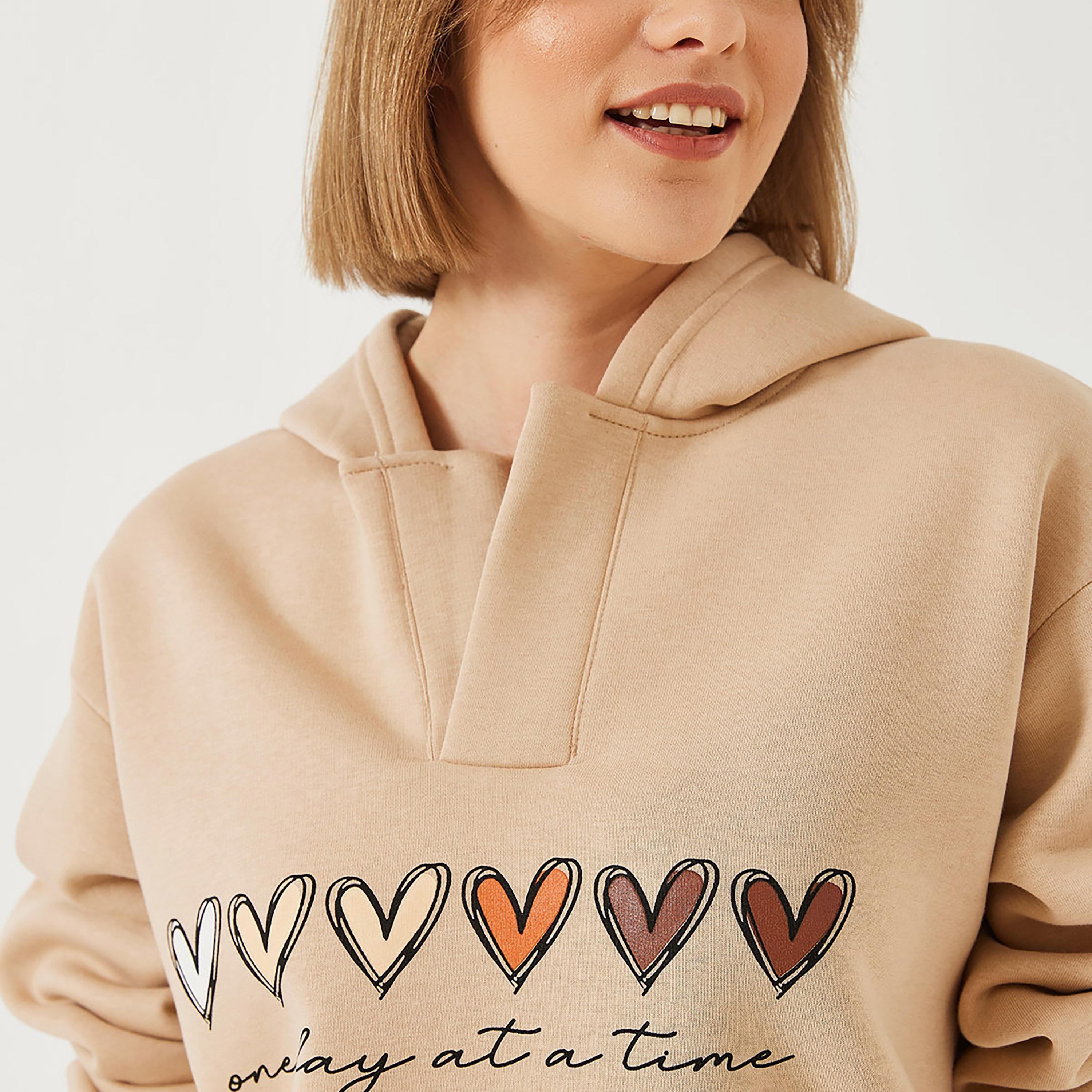 سويت شيرت نسائي باللون البسكويت بقلنسوة وطبعة قلوب ملونة من بيانكو لوتشي-women-clothing-hoodiesandsweatshirts-hoodies-image-5