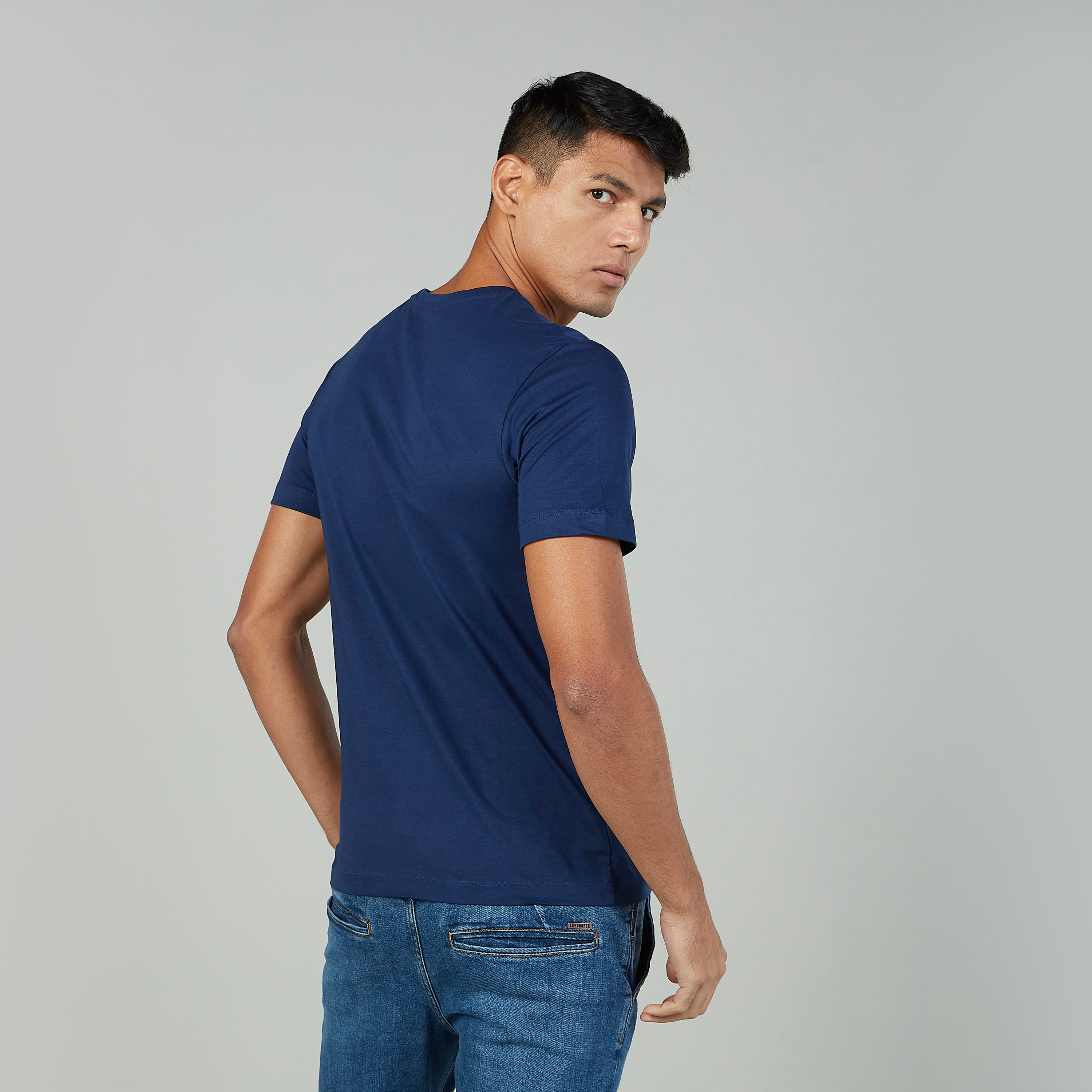 تيشيرت بياقة مستديرة وأكمام قصيرة وطبعات من بوسيني-men-clothing-tshirtsandpolos-tshirts-image-4