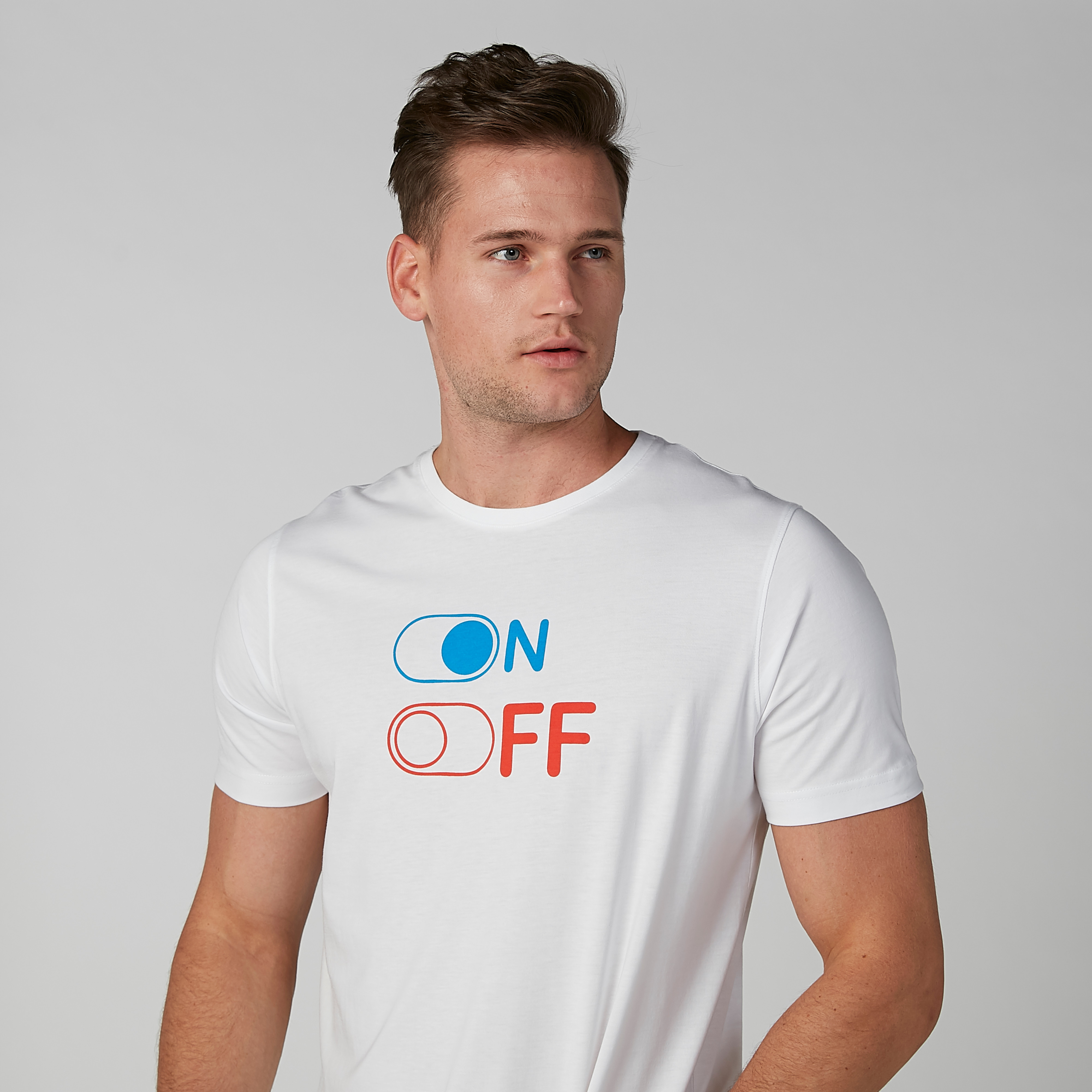 تيشيرت بياقة ضيقة وأكمام قصيرة وطبعات-men-clothing-tshirtsandpolos-tshirts-image-4