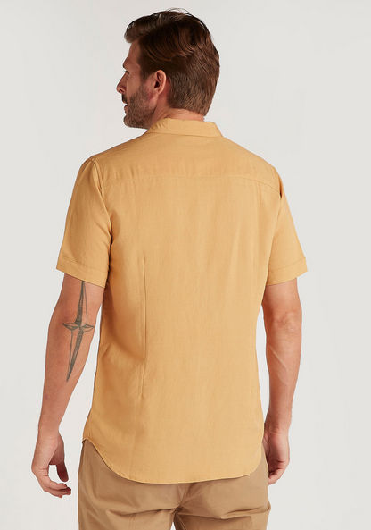 قميص بارز الملمس بأكمام قصيرة وزر