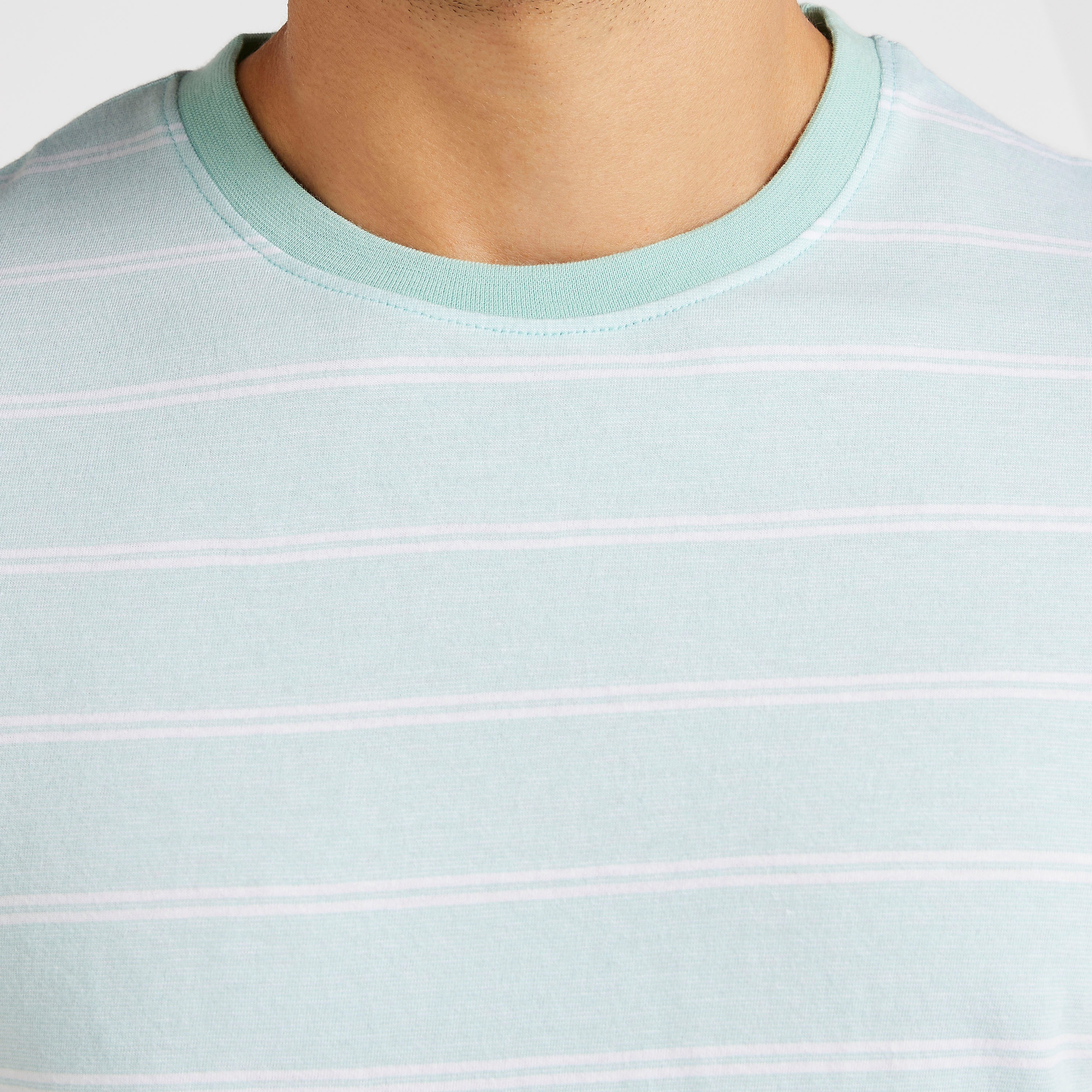 تيشيرت مخطّط بياقة ضيّقة وأكمام قصيرة-men-clothing-tshirtsandpolos-tshirts-image-3