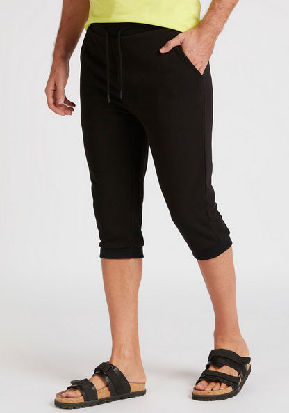 Solid 3/4 Joggers with Pockets and Drawstring Closure