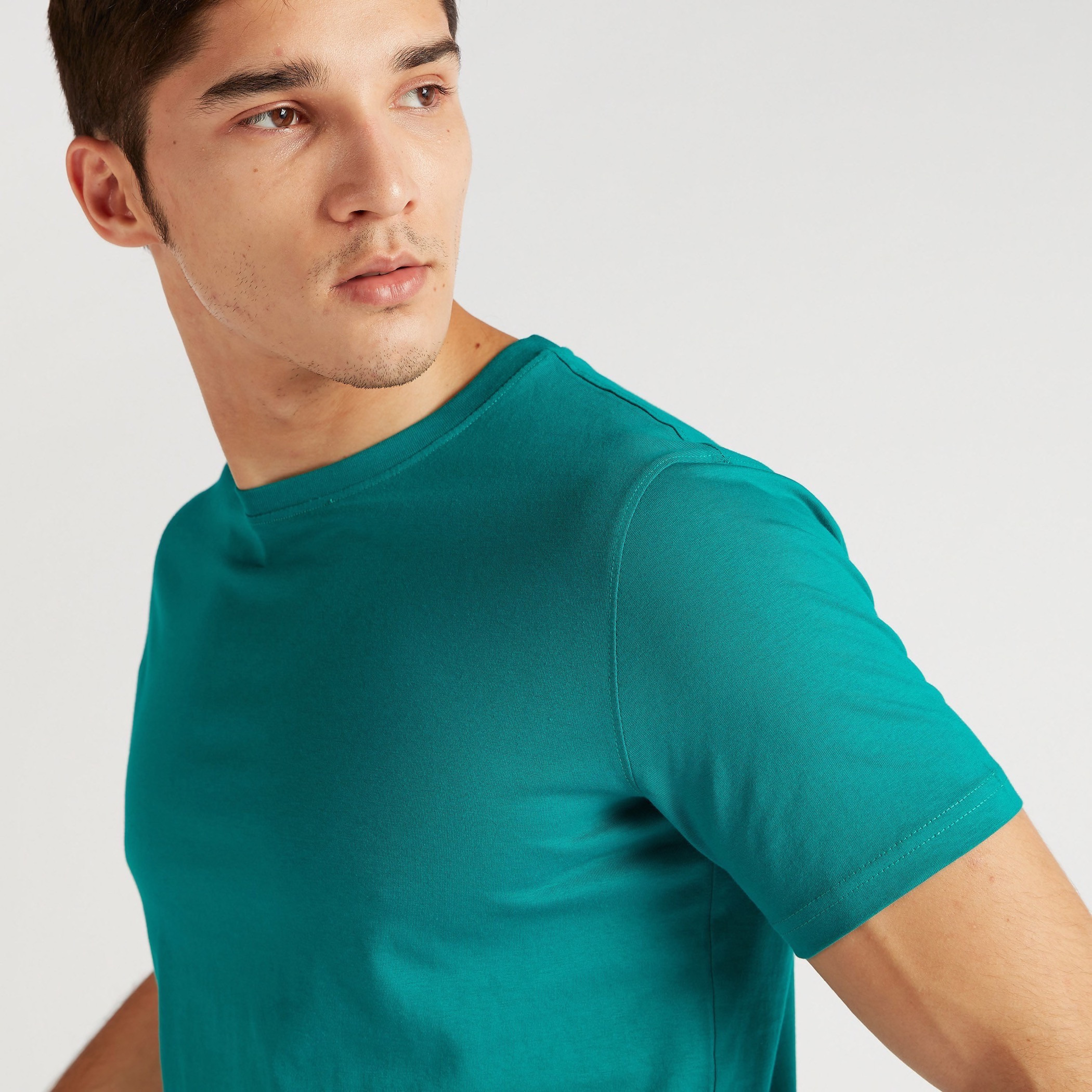تيشيرت سادة بياقة ضيّقة وأكمام قصيرة-men-clothing-tshirtsandpolos-tshirts-image-3