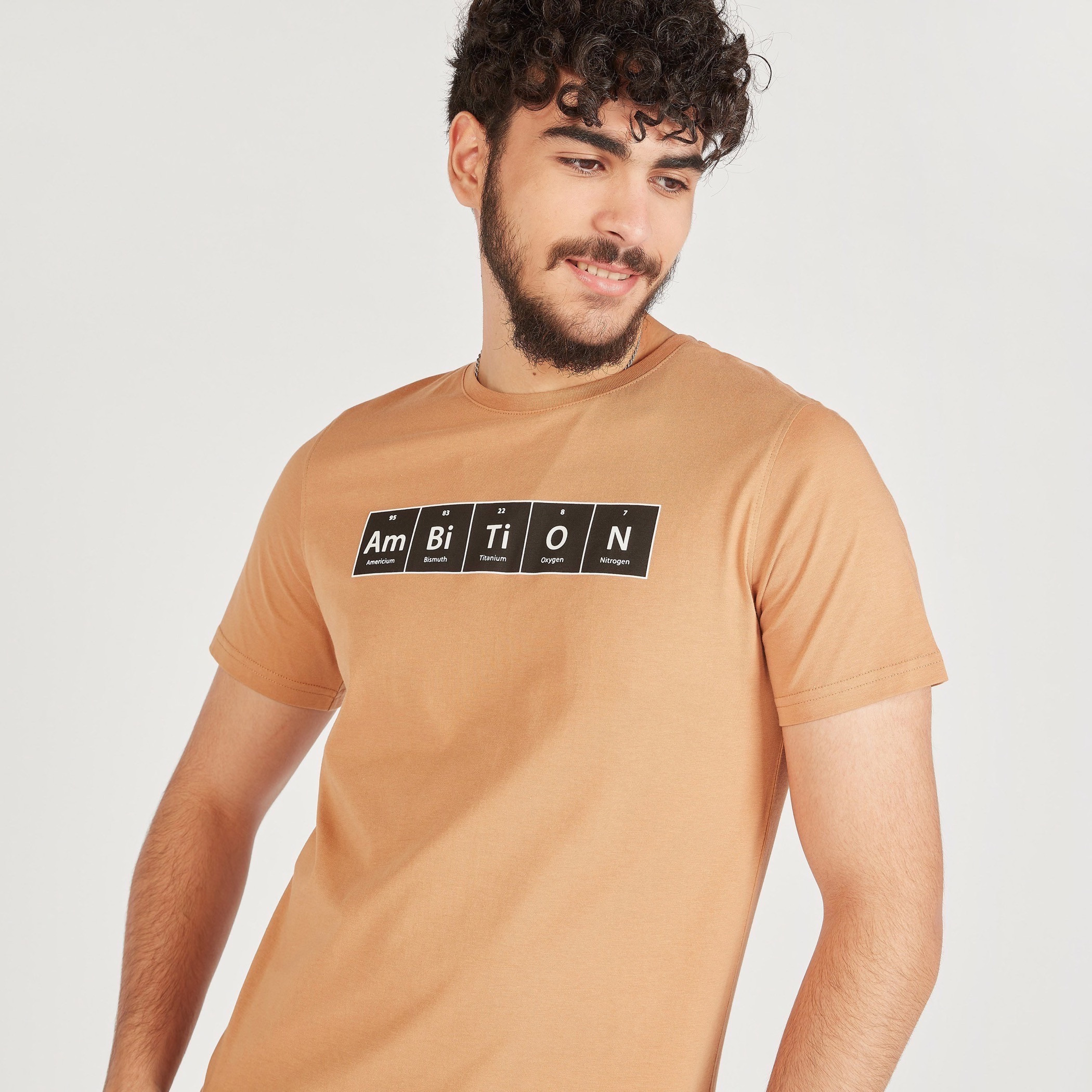 تيشيرت بياقة ضيّقة وأكمام قصيرة وطبعات-men-clothing-tshirtsandpolos-tshirts-image-1