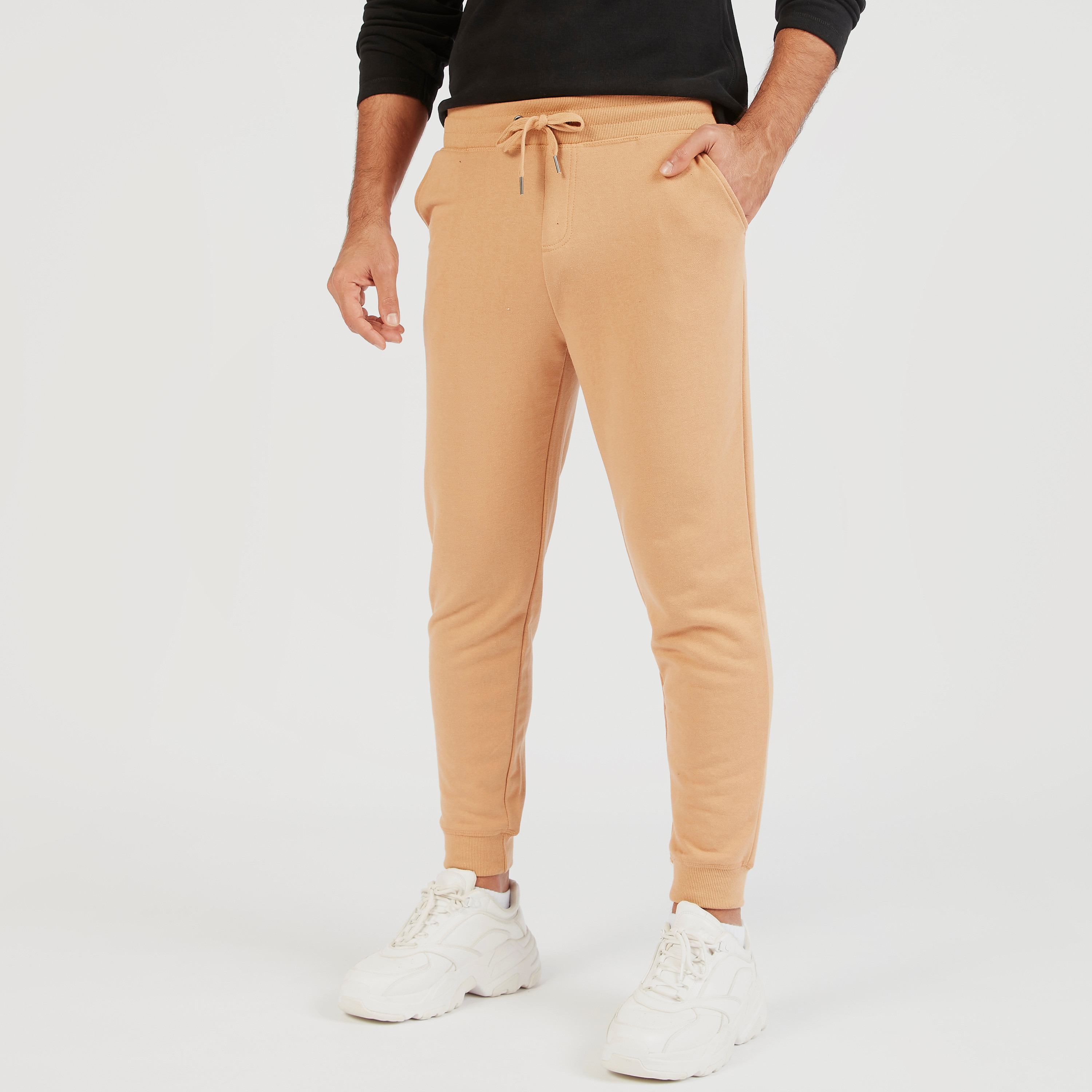 بنطلون رياضي سادة بجيوب ورباط إغلاق-men-clothing-bottoms-joggers-image-1