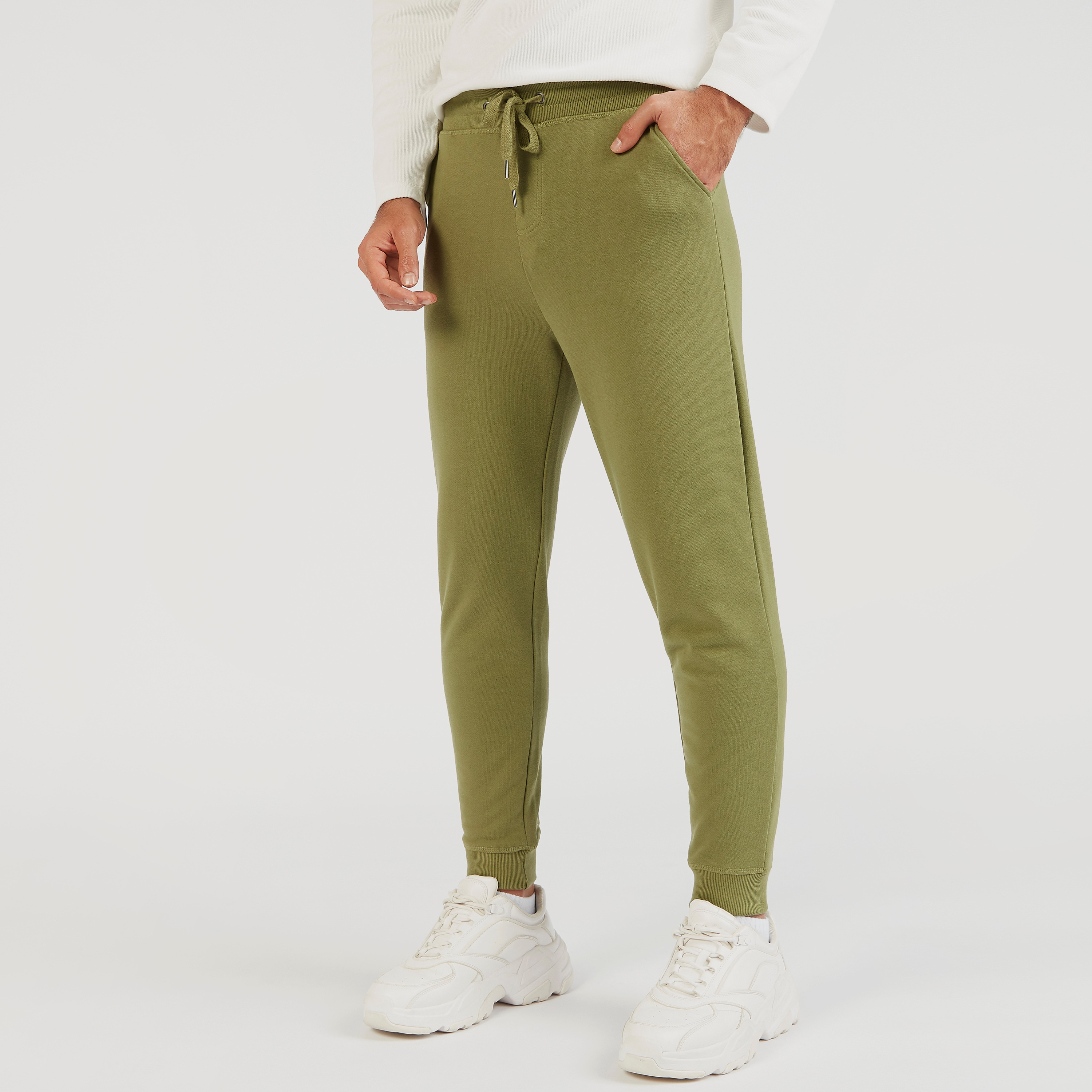 بنطلون رياضي سادة بجيوب ورباط إغلاق-men-clothing-bottoms-joggers-image-5