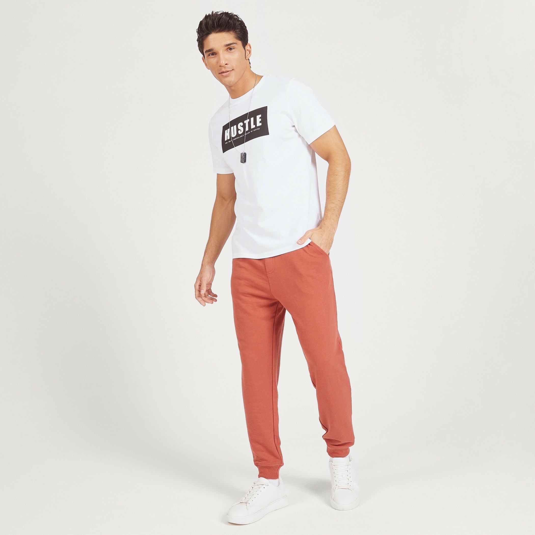 بنطلون رياضي سادة بجيوب ورباط إغلاق-men-clothing-bottoms-joggers-image-18