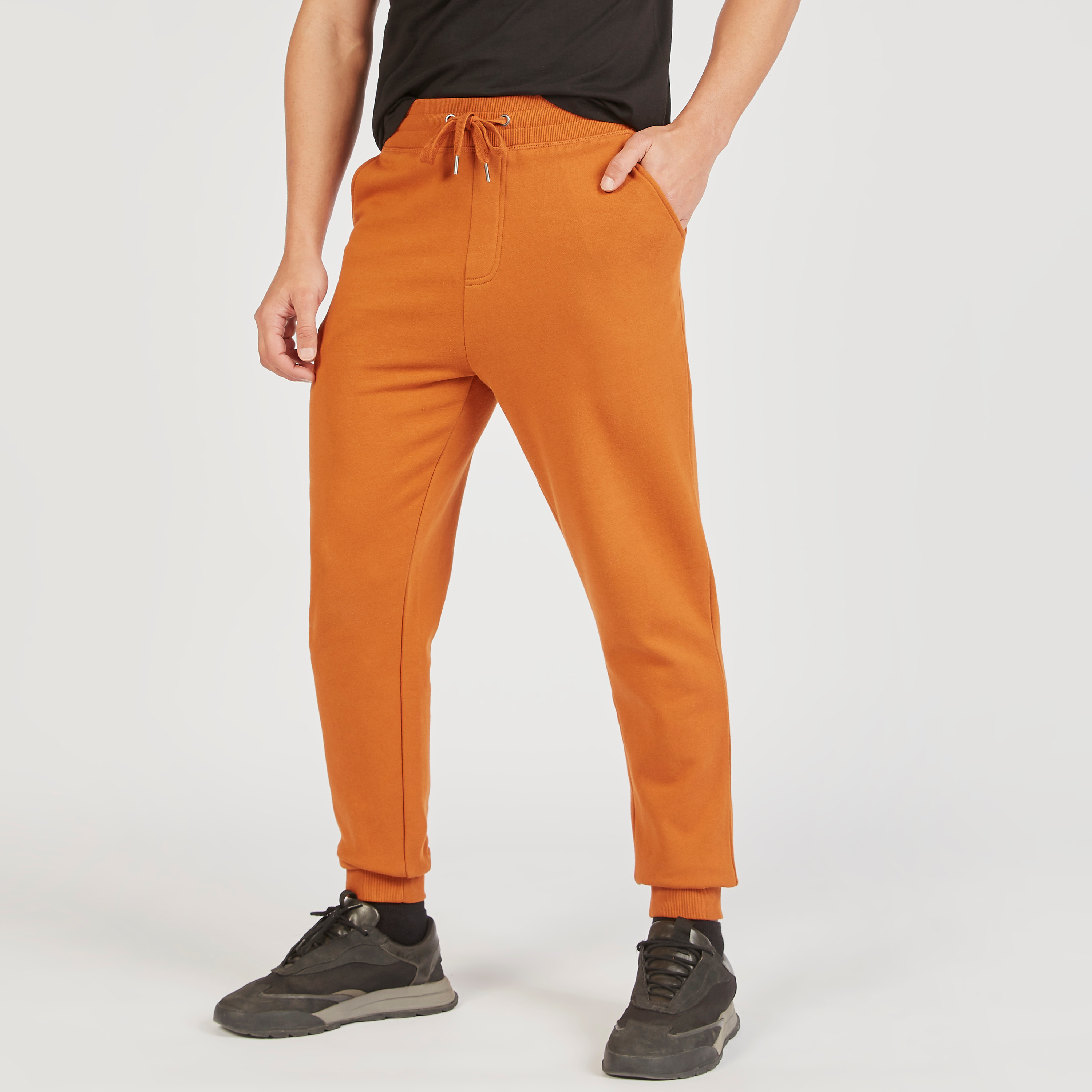 بنطلون رياضي سادة بجيوب ورباط إغلاق-men-clothing-bottoms-joggers-image-29