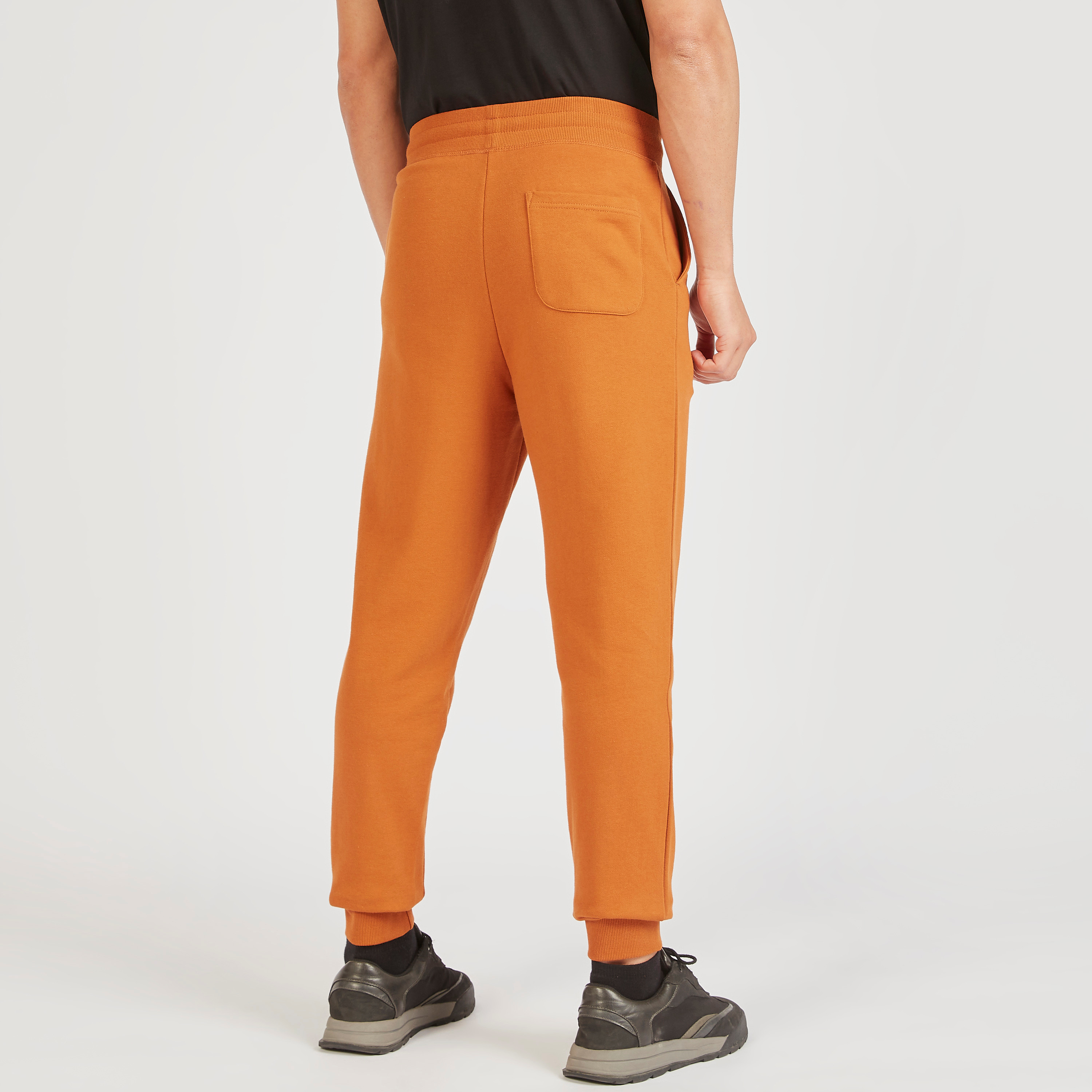 بنطلون رياضي سادة بجيوب ورباط إغلاق-men-clothing-bottoms-joggers-image-32