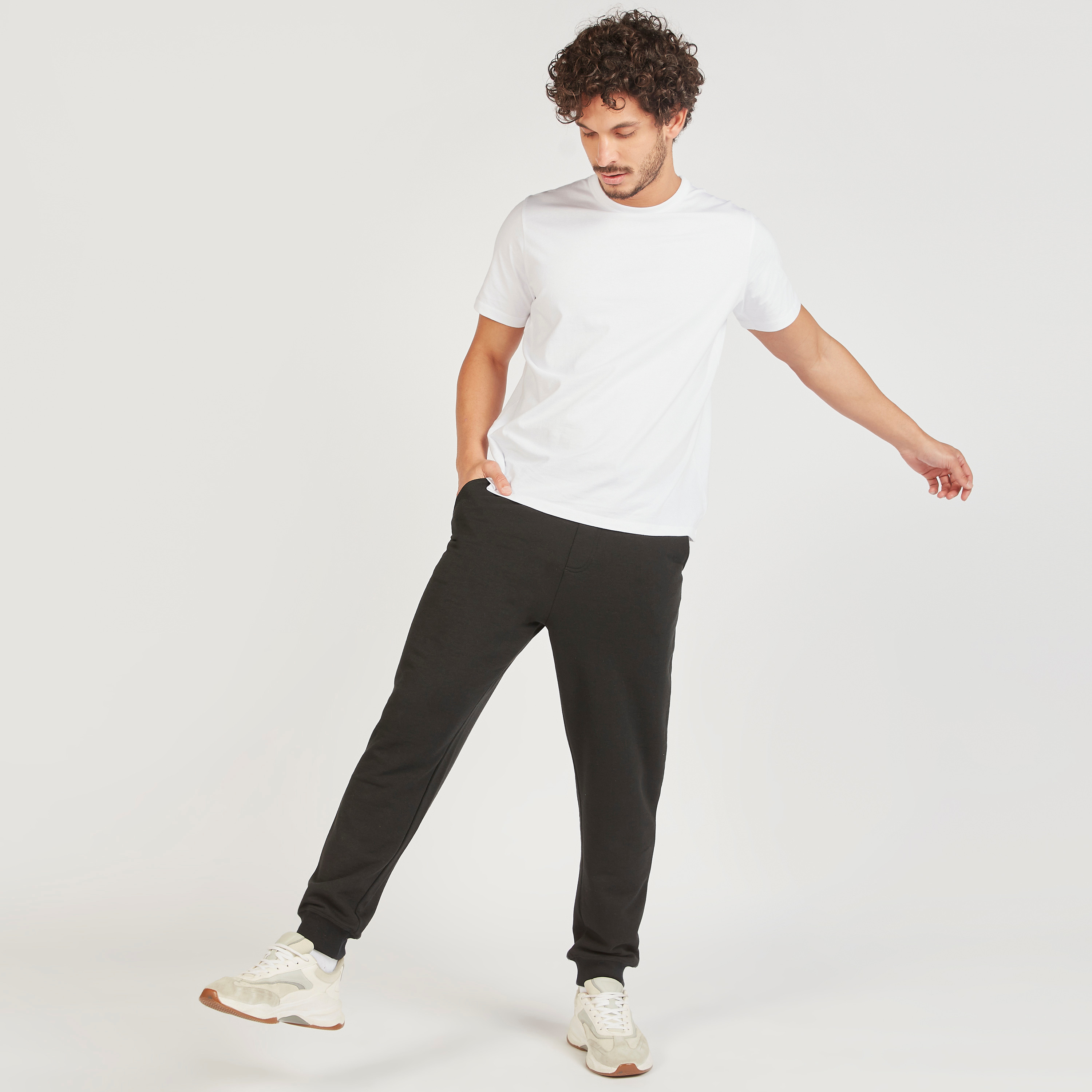 بنطلون رياضي سادة بجيوب ورباط إغلاق-men-clothing-bottoms-joggers-image-34