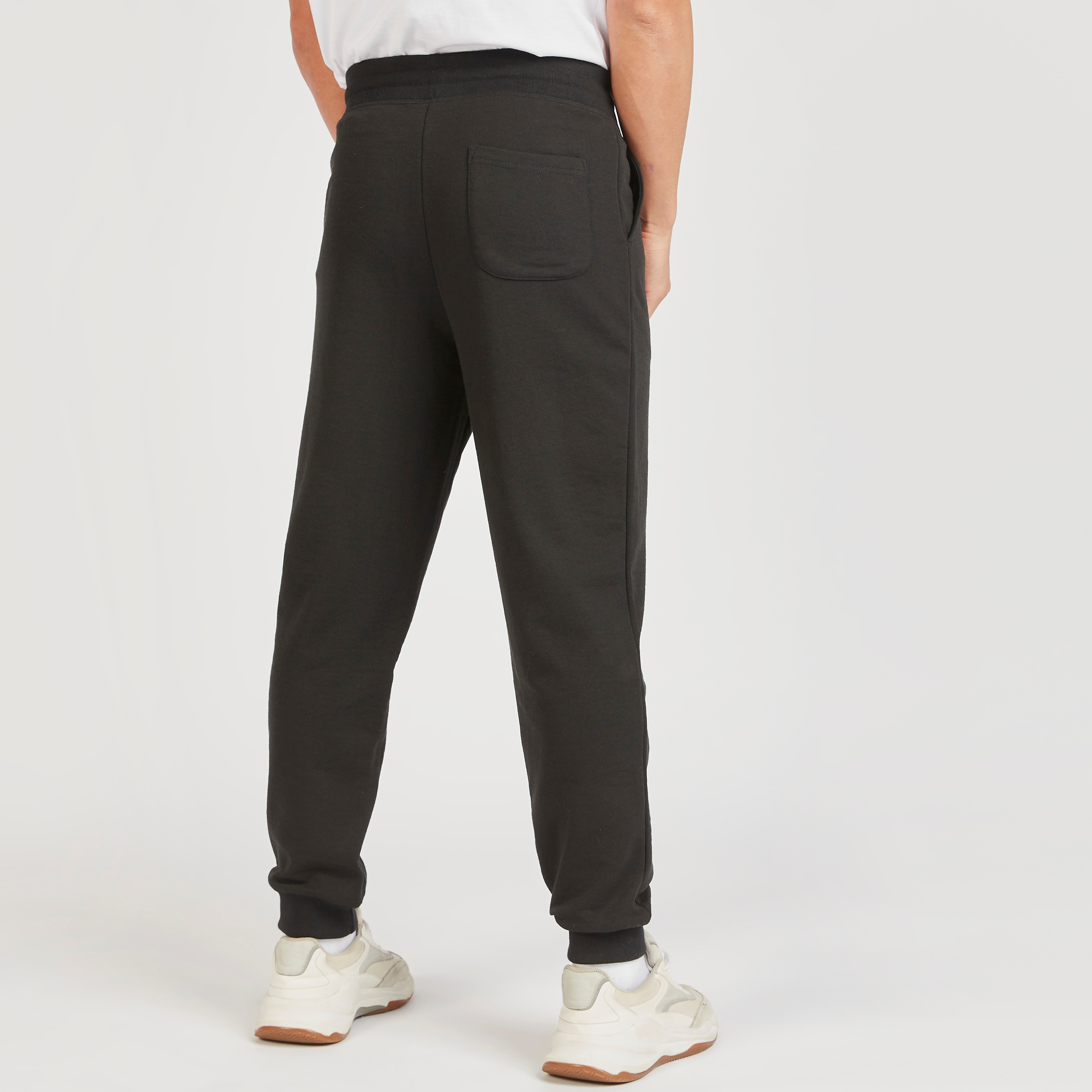 بنطلون رياضي سادة بجيوب ورباط إغلاق-men-clothing-bottoms-joggers-image-36