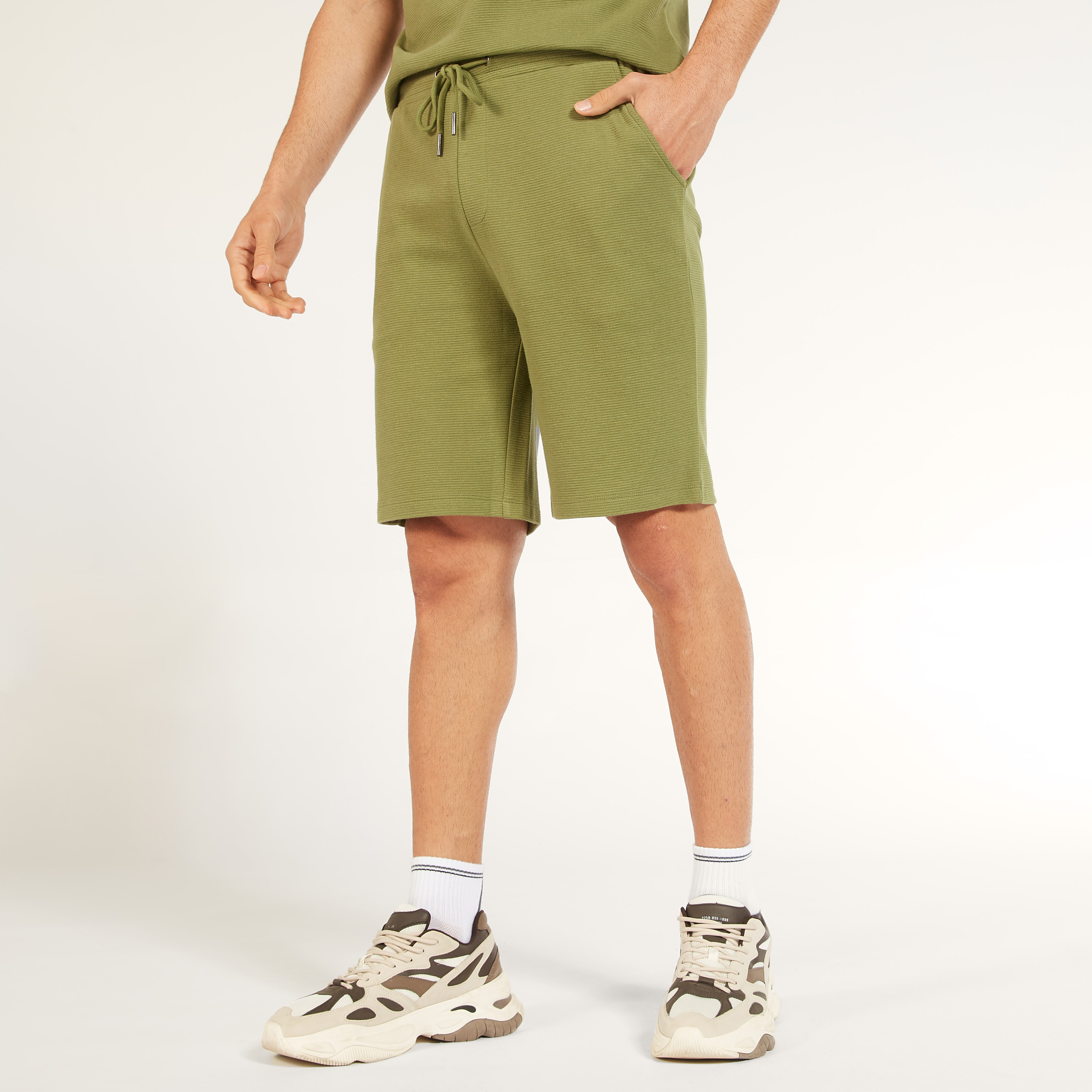 شورت سادة بخصر متوسط الارتفاع ورباط إغلاق وجيوب-men-clothing-bottoms-shorts-image-1