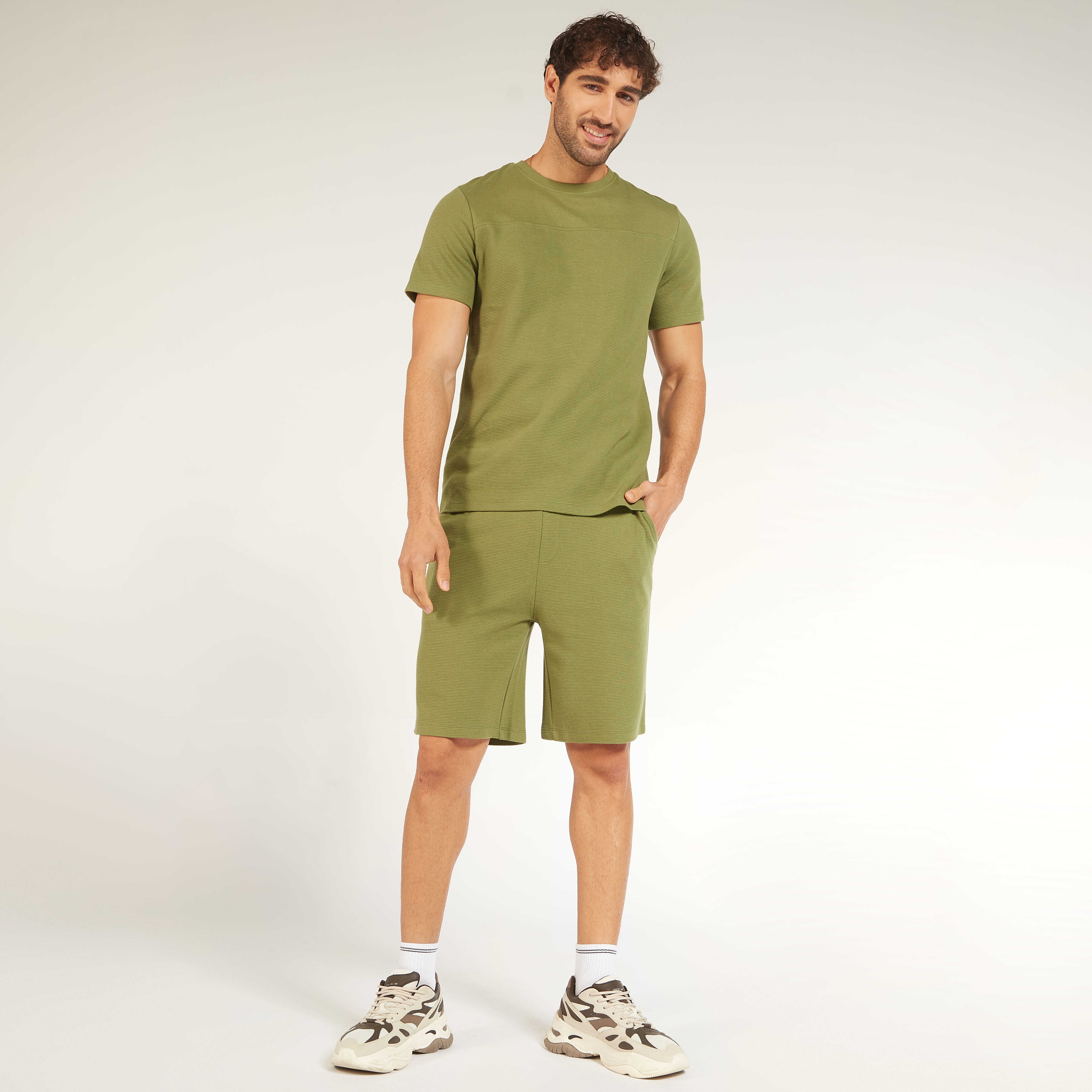 شورت سادة بخصر متوسط الارتفاع ورباط إغلاق وجيوب-men-clothing-bottoms-shorts-image-2