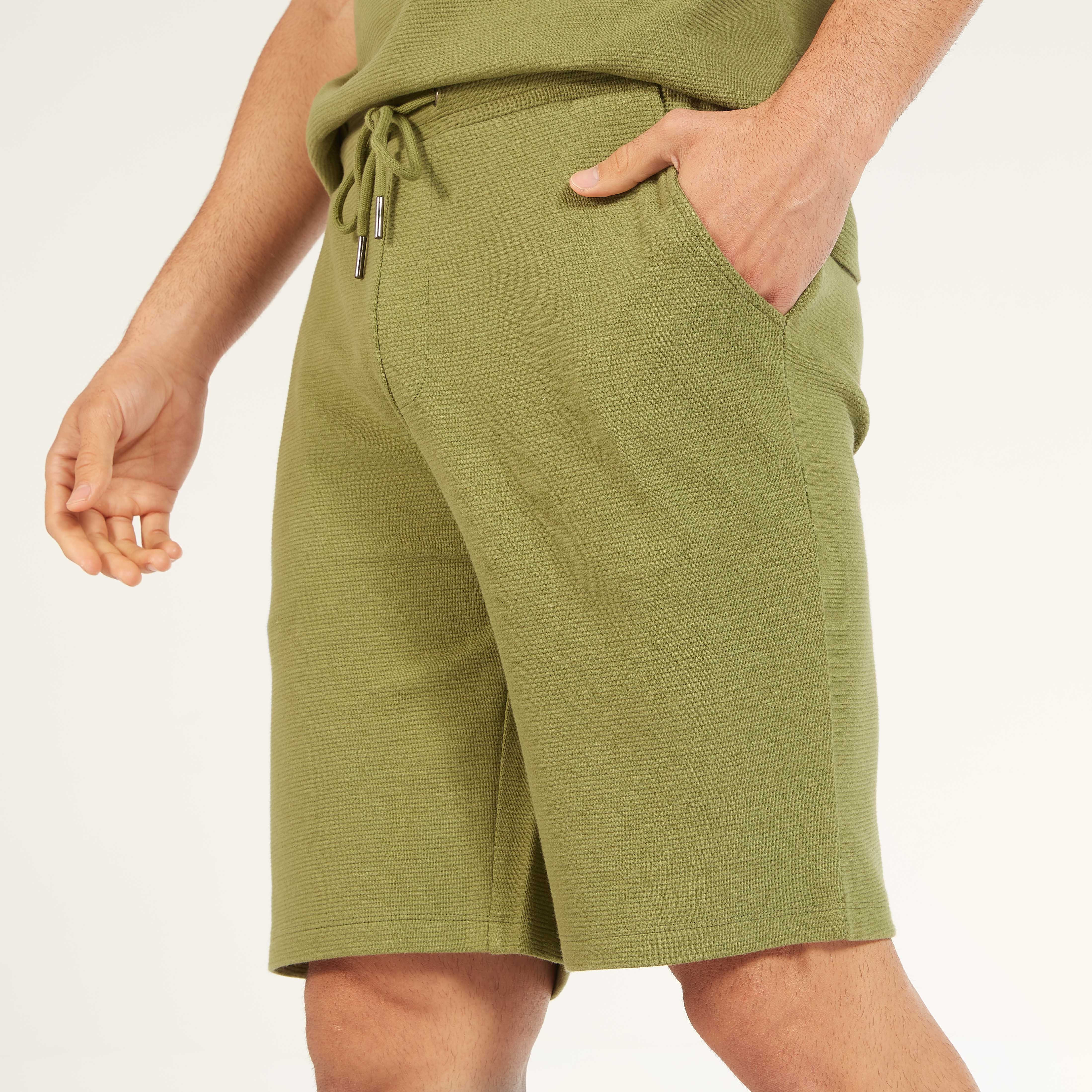 شورت سادة بخصر متوسط الارتفاع ورباط إغلاق وجيوب-men-clothing-bottoms-shorts-image-3