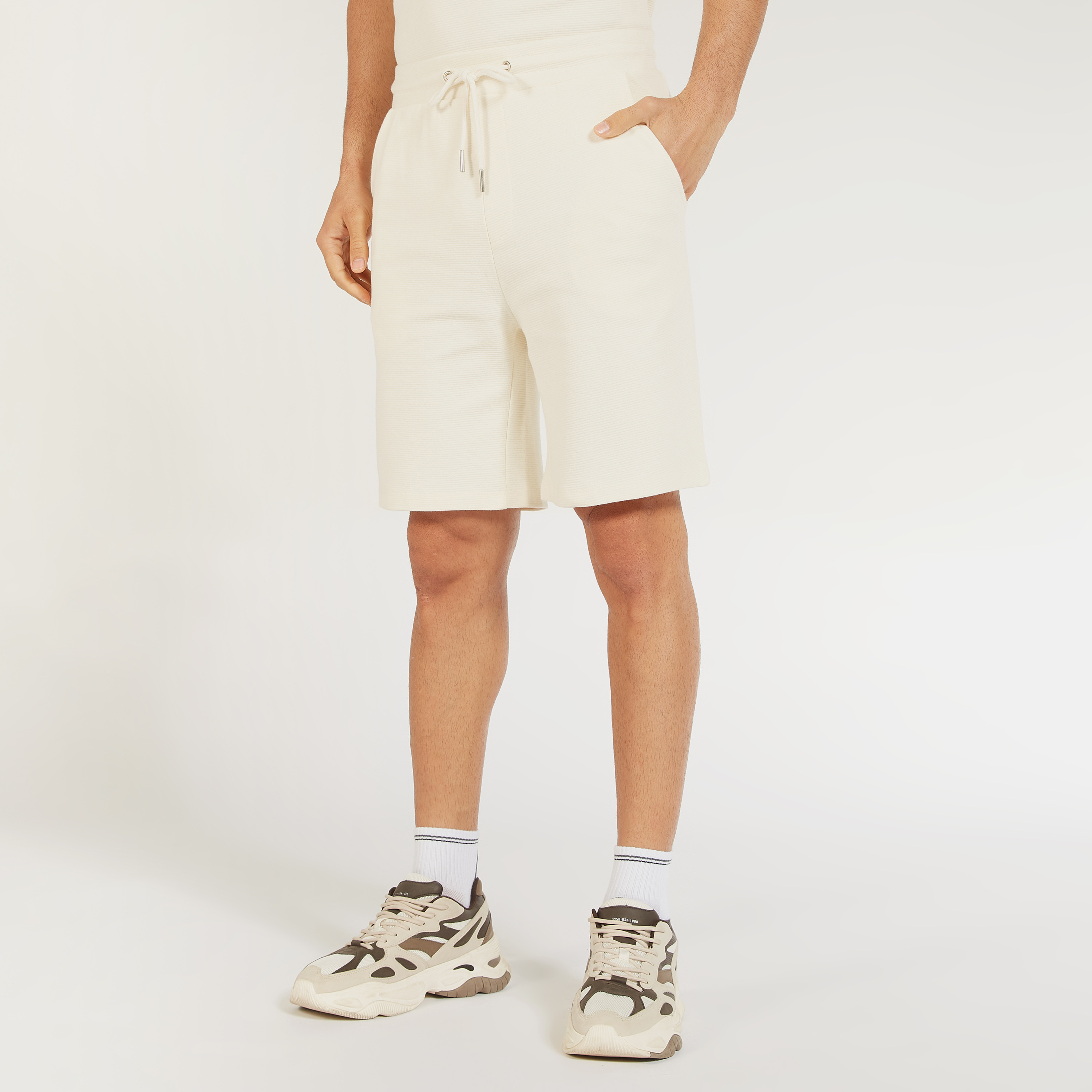 شورت سادة بخصر متوسط الارتفاع ورباط إغلاق وجيوب-men-clothing-bottoms-shorts-image-5
