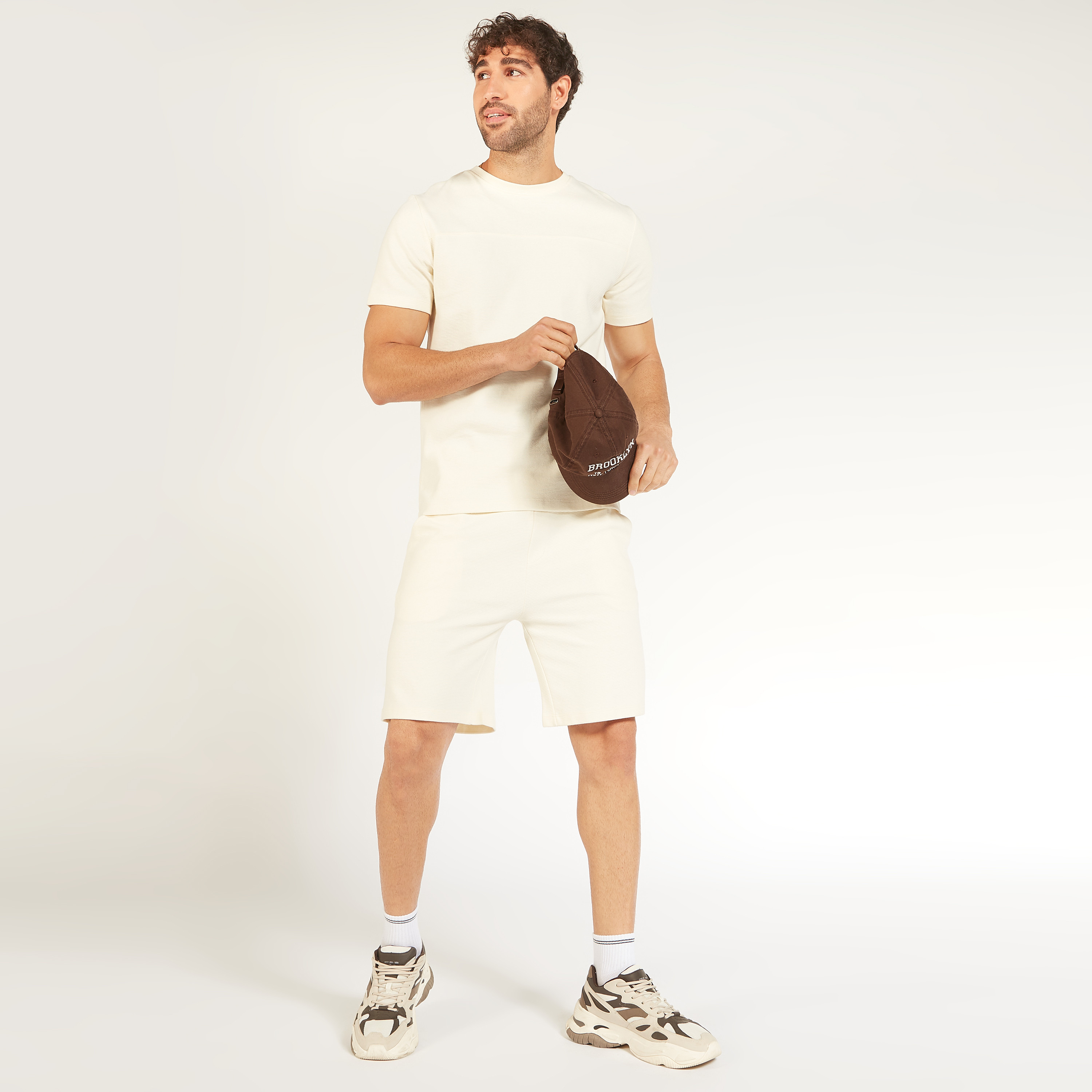 شورت سادة بخصر متوسط الارتفاع ورباط إغلاق وجيوب-men-clothing-bottoms-shorts-image-6