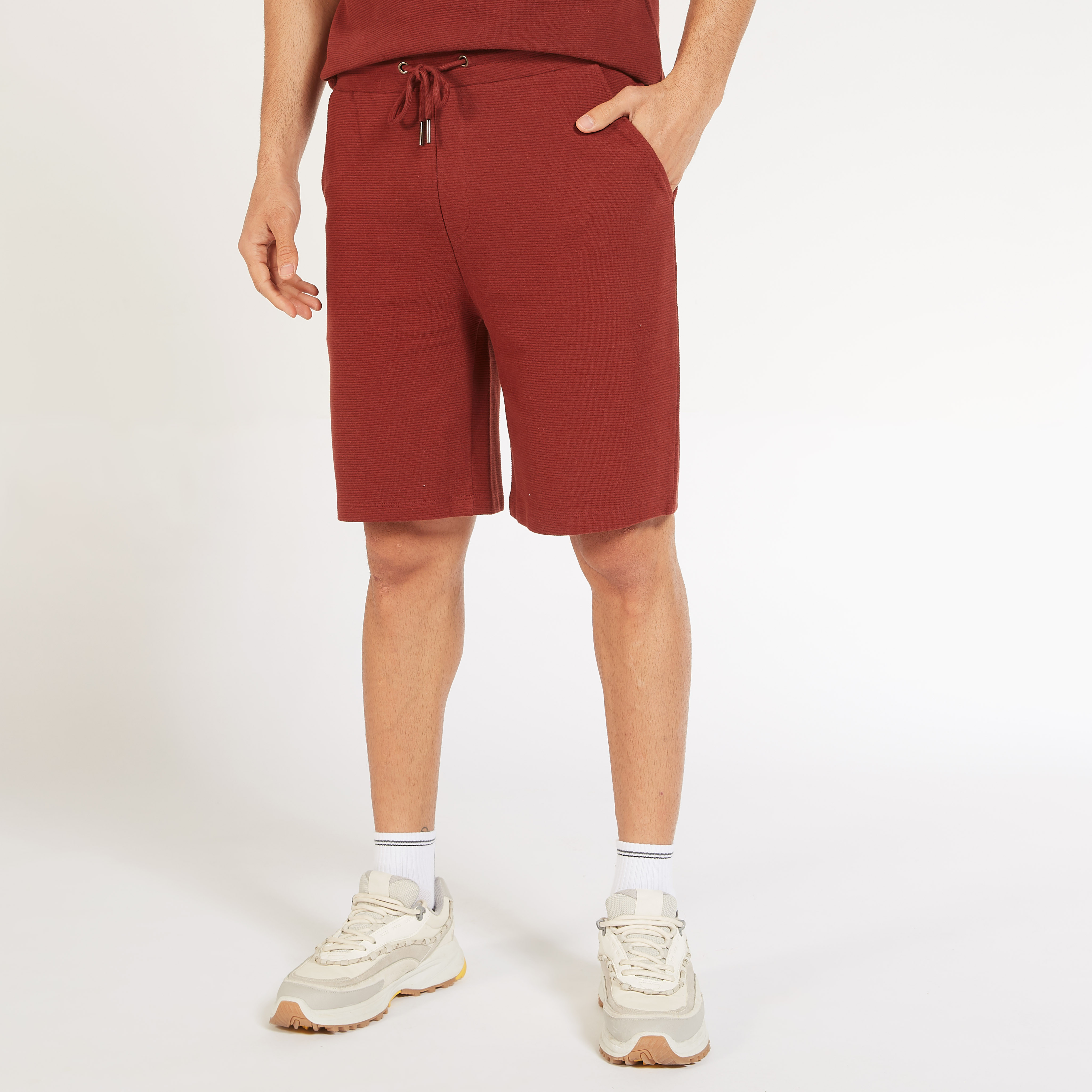شورت سادة بخصر متوسط الارتفاع ورباط إغلاق وجيوب-men-clothing-bottoms-shorts-image-9