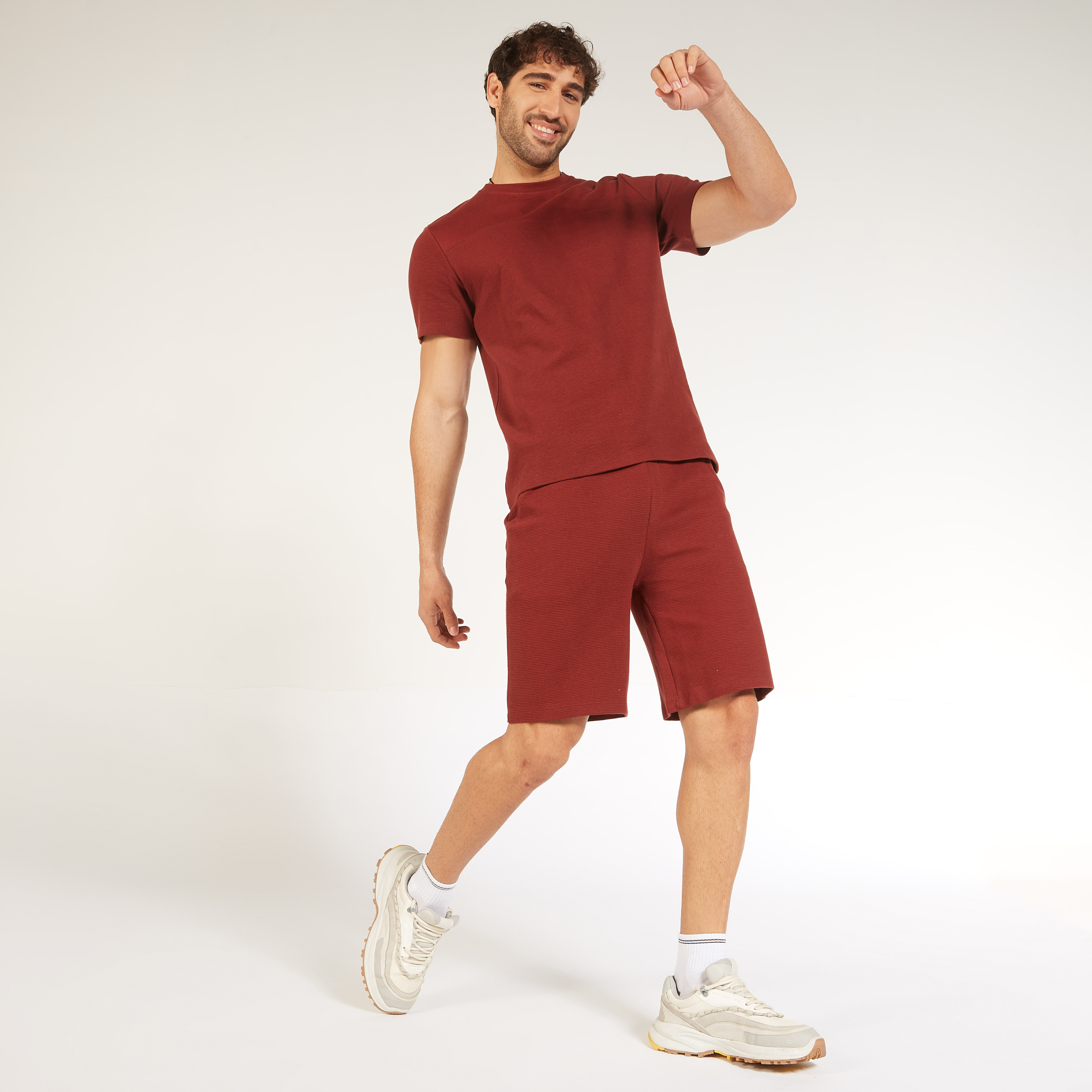 شورت سادة بخصر متوسط الارتفاع ورباط إغلاق وجيوب-men-clothing-bottoms-shorts-image-10